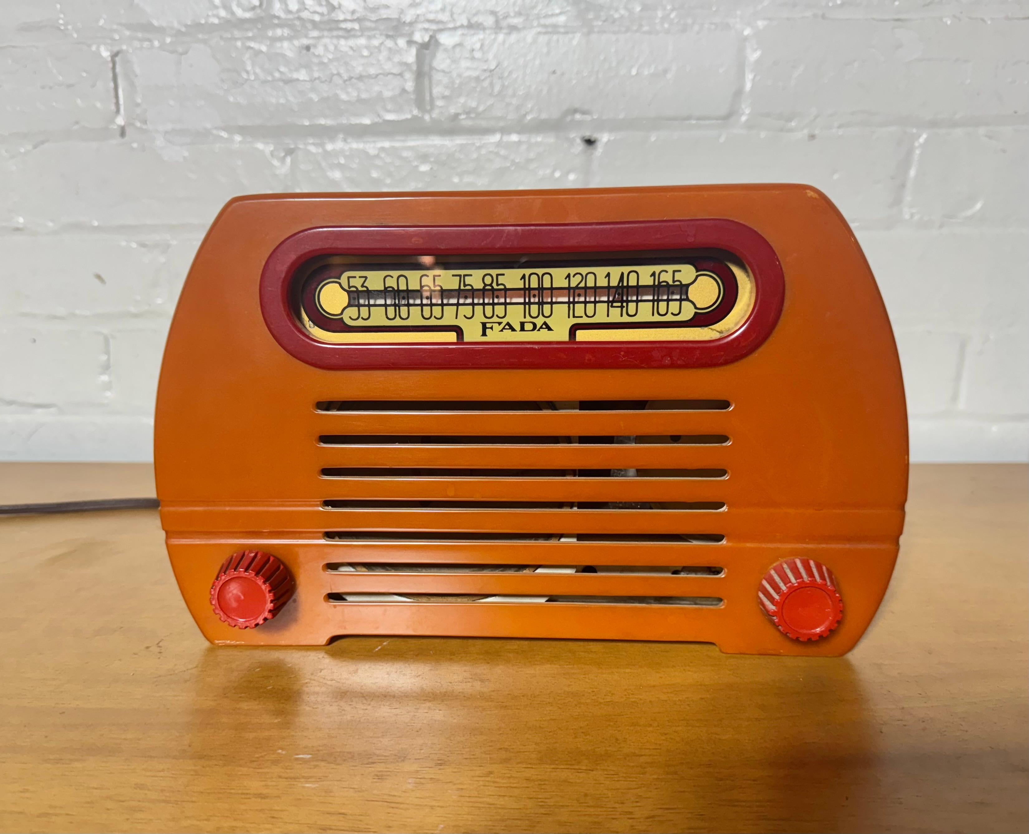 Plastica Fada classica modello 652  Radio a tubo arancione/rosso in catalina/bachelite in vendita