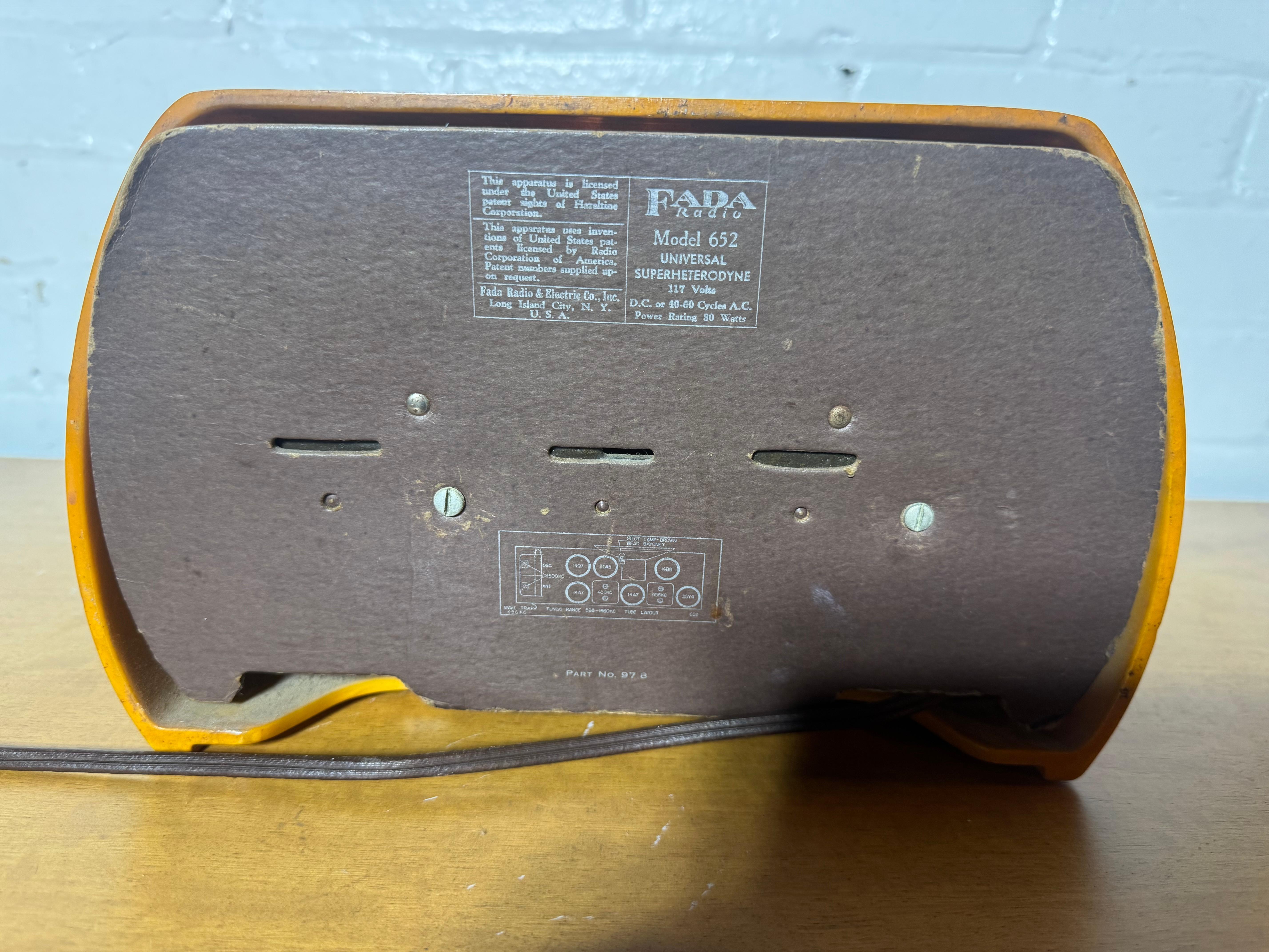 Fada classica modello 652  Radio a tubo arancione/rosso in catalina/bachelite in vendita 1