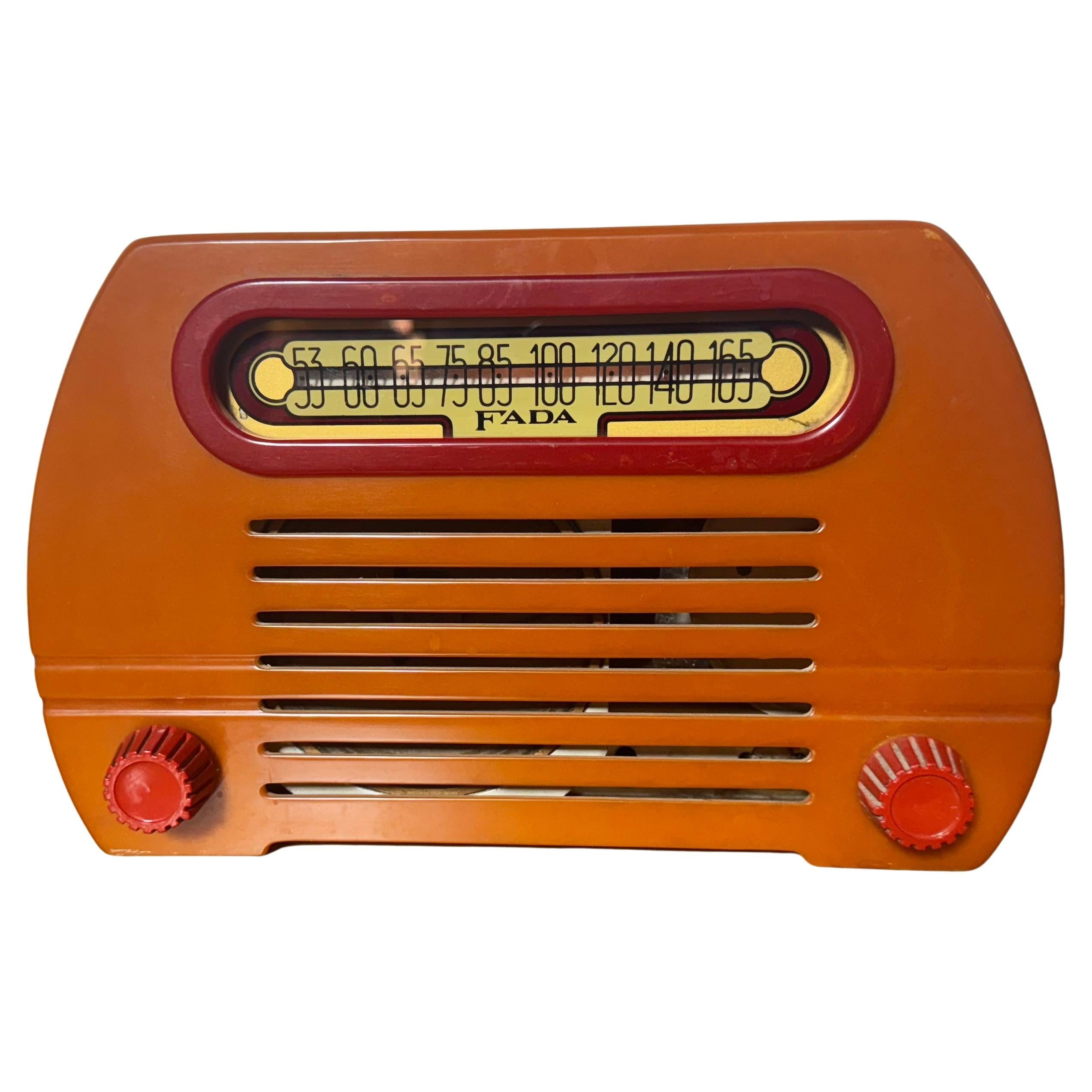 Fada classica modello 652  Radio a tubo arancione/rosso in catalina/bachelite in vendita