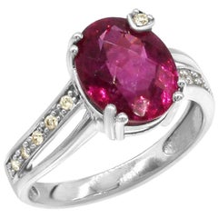 Bague classique en or blanc avec tourmaline fantaisie et diamants