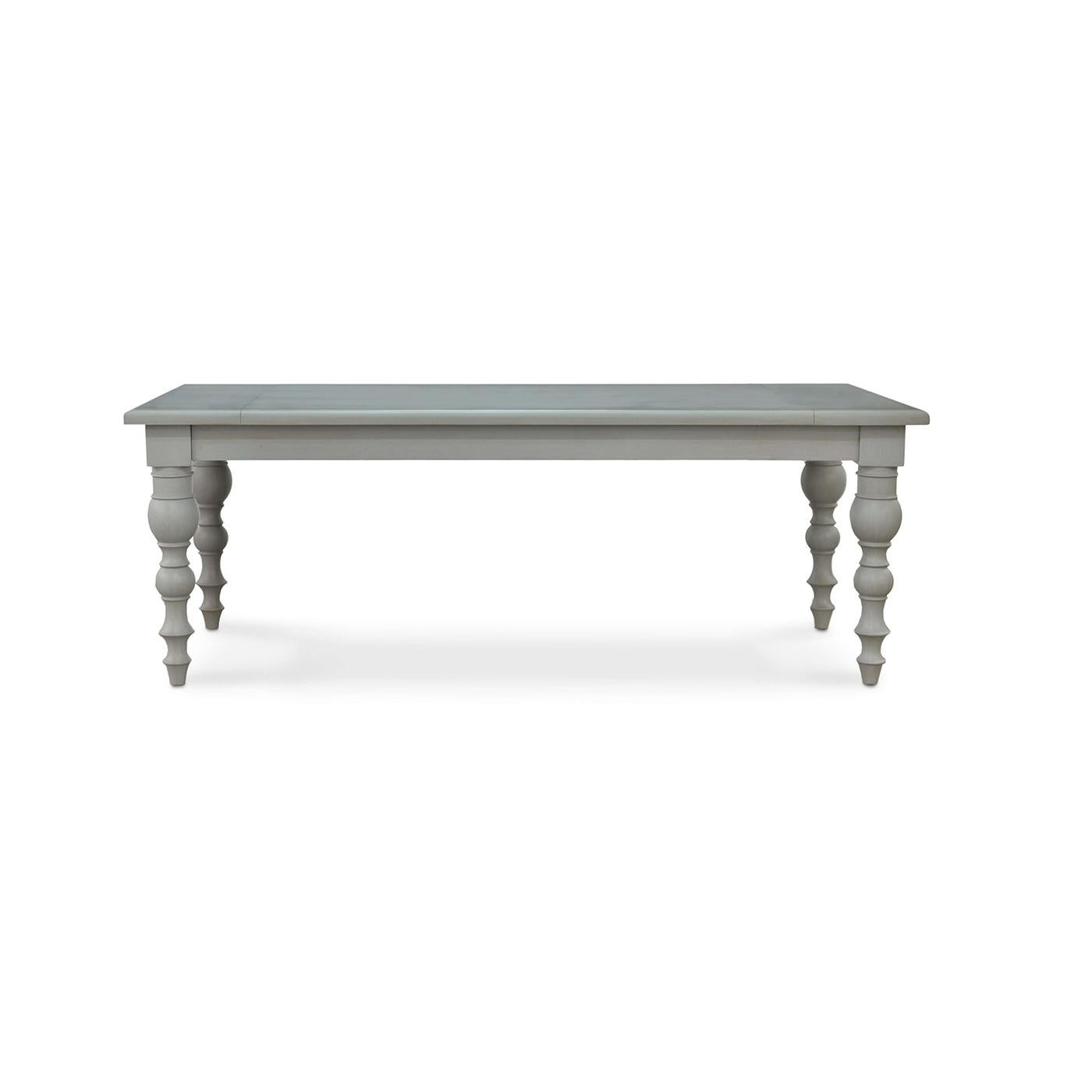 Fabriquée en acajou massif, cette table présente une finition peinte à la main en gris Charleston, offrant un aspect vieilli frotté subtil mais saisissant qui met en valeur son élégante fabrication.

La finition grise s'accorde avec une variété de