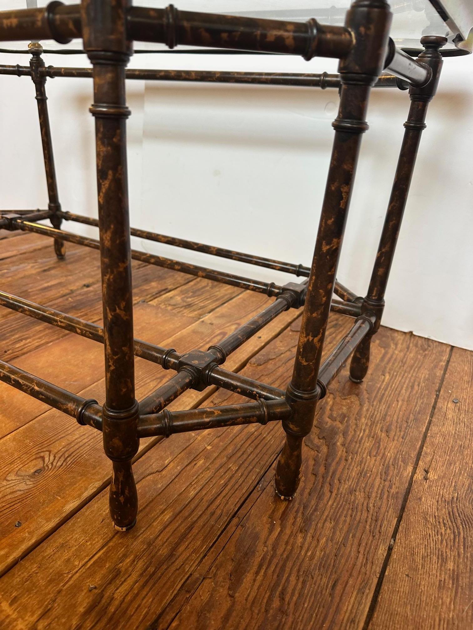 Table basse classique en faux bambou, laiton et verre en vente 6