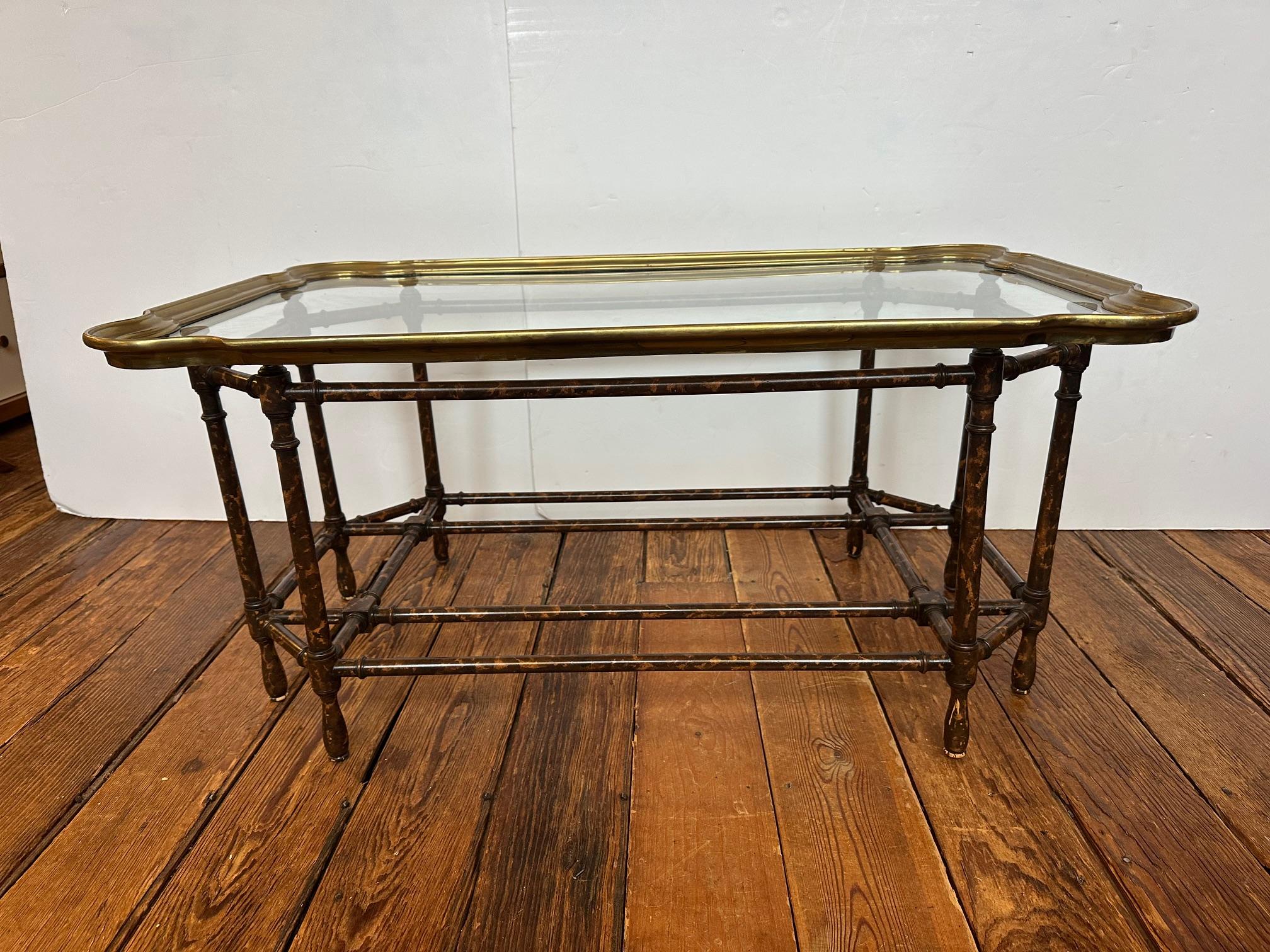 Table basse de style classique avec base en faux bambou et plateau en verre garni de laiton et de forme festonnée.
