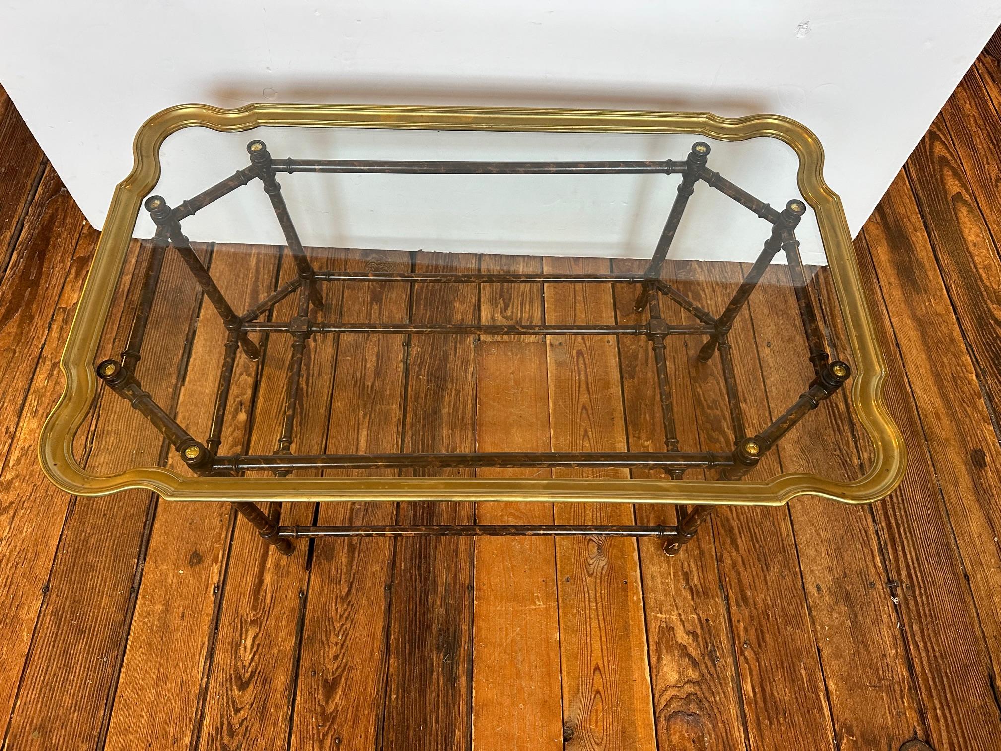 Américain Table basse classique en faux bambou, laiton et verre en vente