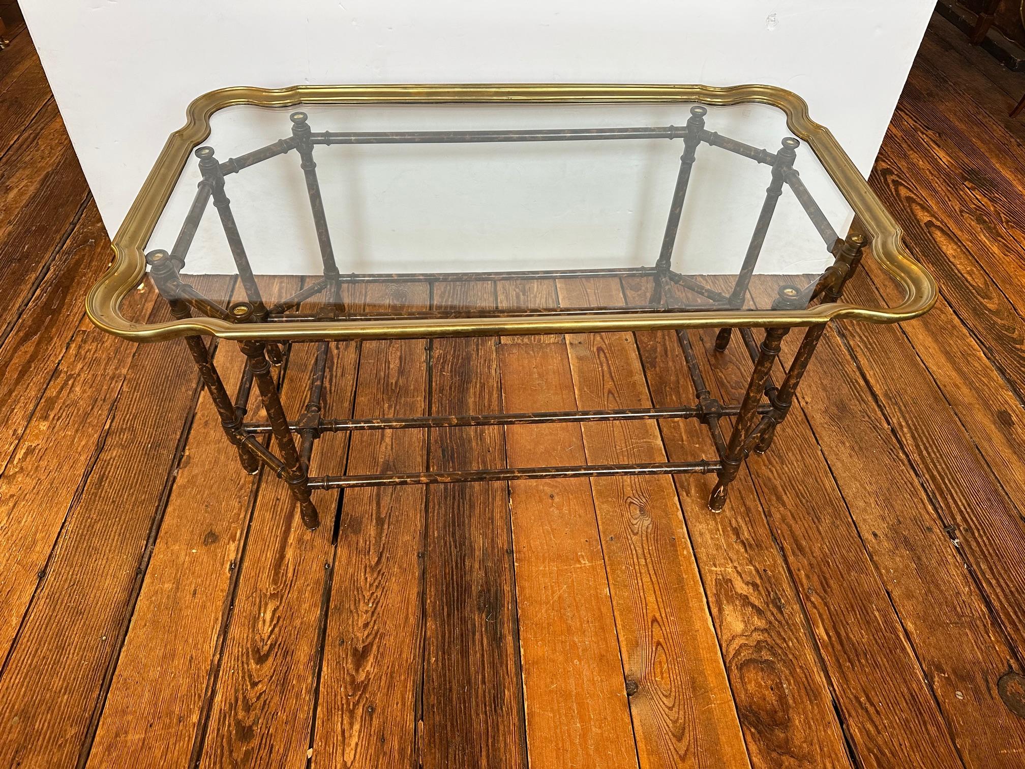 Table basse classique en faux bambou, laiton et verre Bon état - En vente à Hopewell, NJ