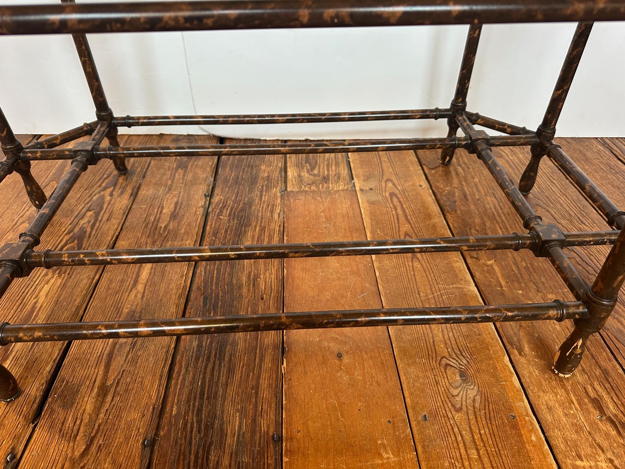 Laiton Table basse classique en faux bambou, laiton et verre en vente