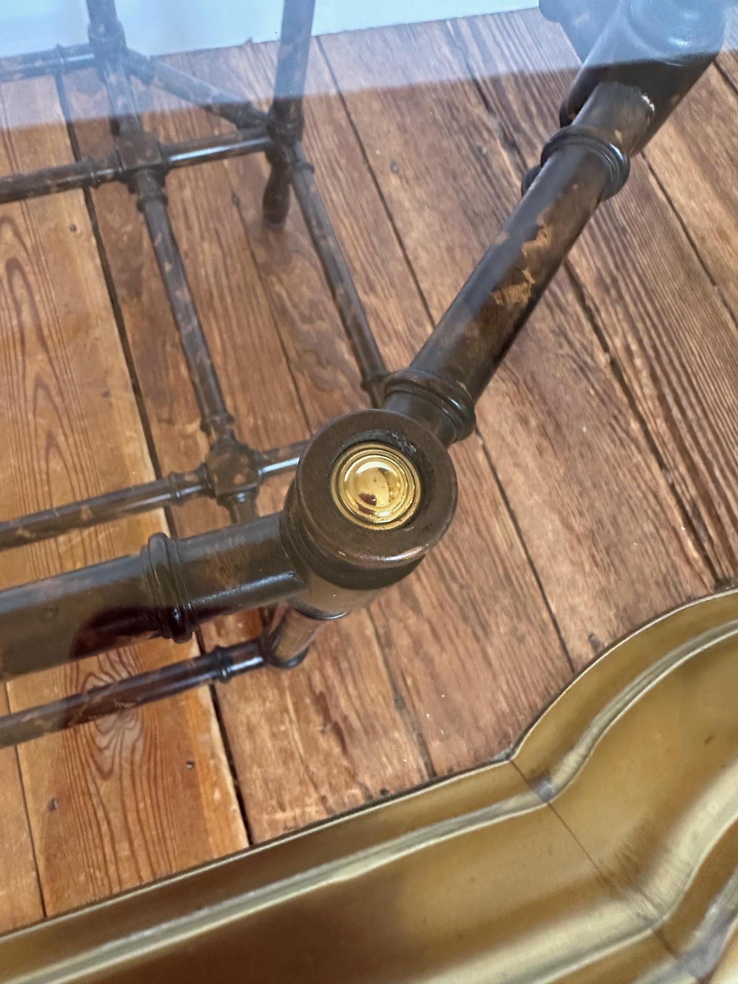 Table basse classique en faux bambou, laiton et verre en vente 1