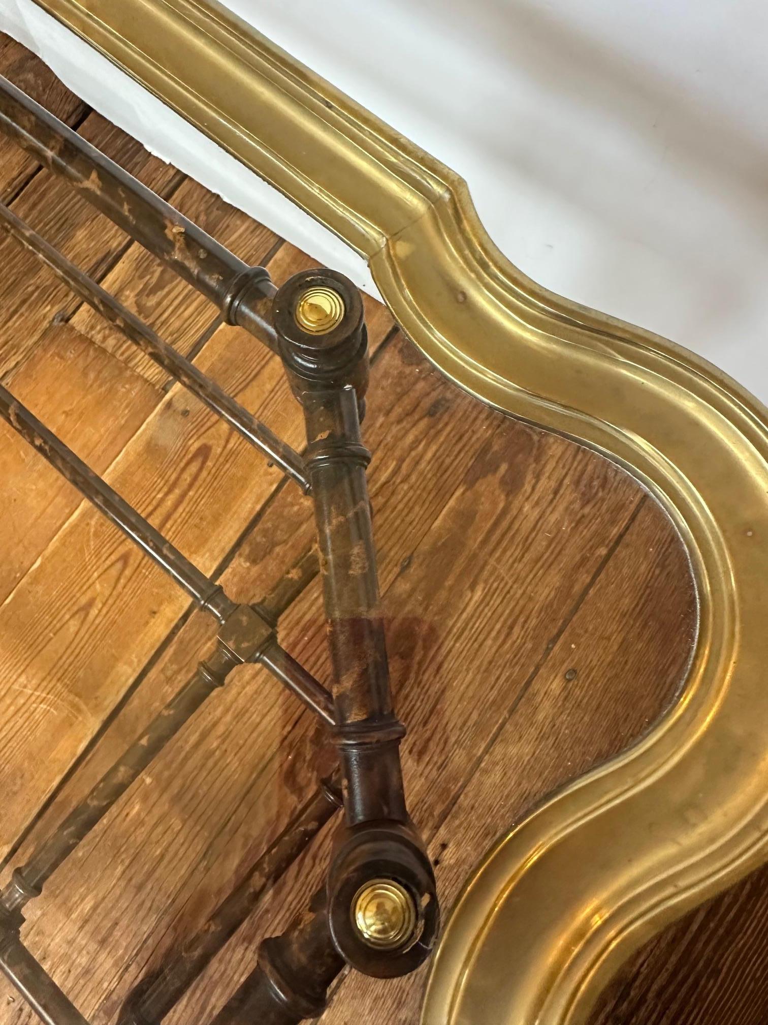 Table basse classique en faux bambou, laiton et verre en vente 3