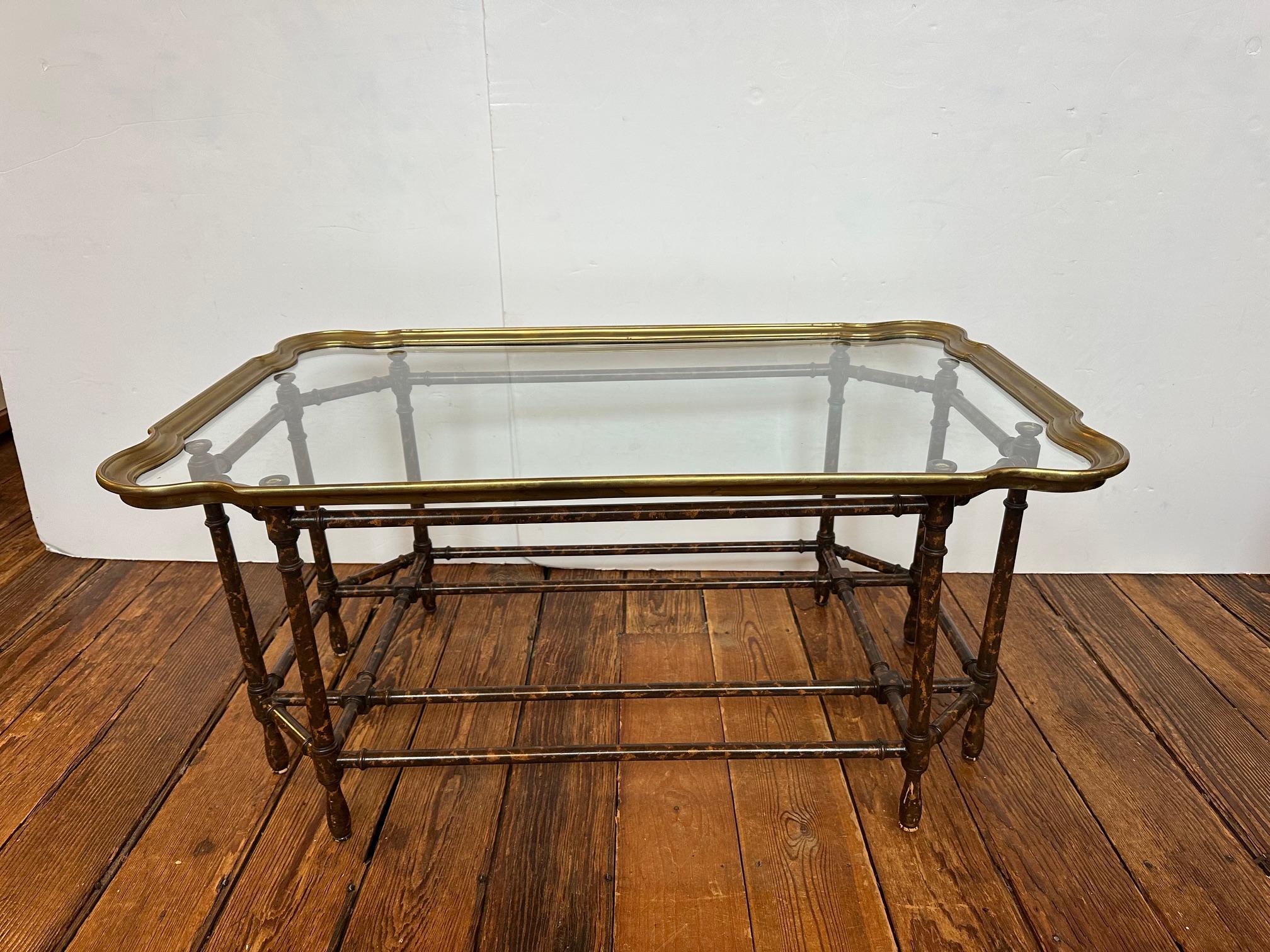 Table basse classique en faux bambou, laiton et verre en vente
