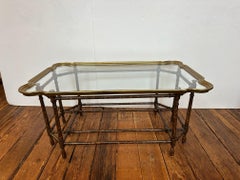 Table basse classique en faux bambou, laiton et verre