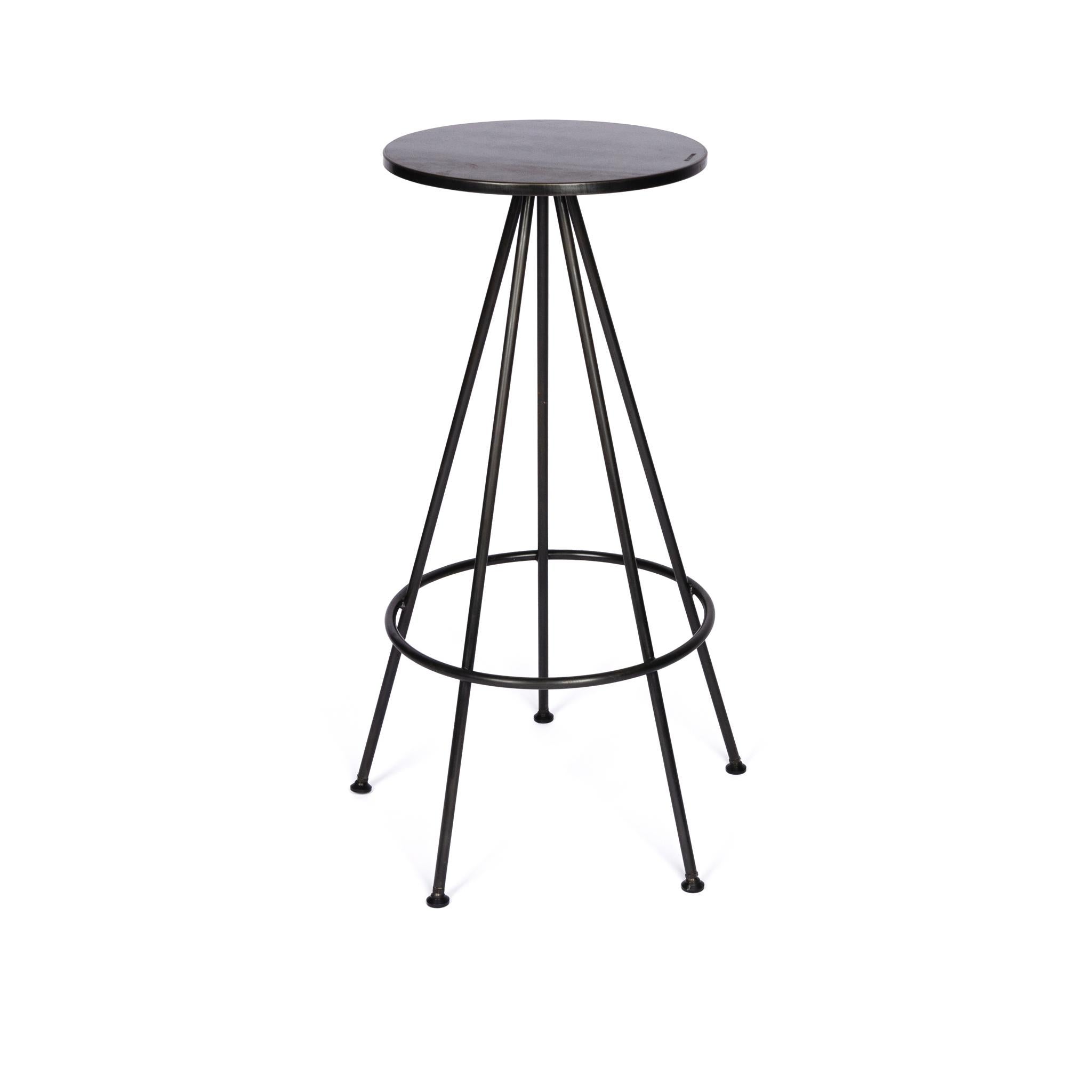 Industriel Tabouret de bar industriel urbain à cinq pieds ronds avec assise en métal, finition noircie en vente
