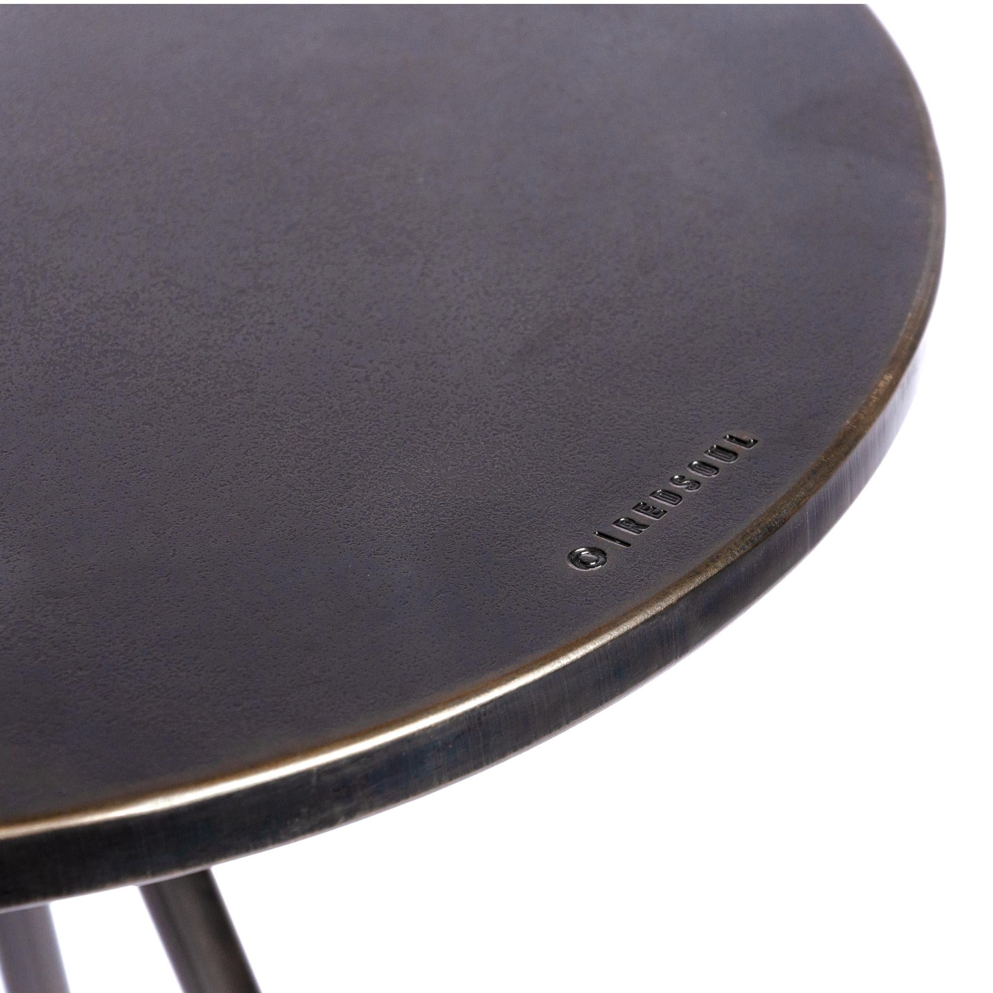 Noirci Tabouret de bar industriel urbain à cinq pieds ronds avec assise en métal, finition noircie en vente