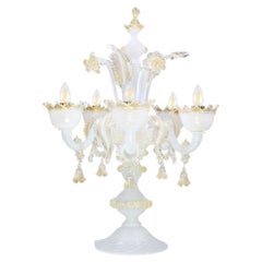 Flambeau classico a 5 bracci in vetro di Murano bianco con dettagli in oro di Multiforme