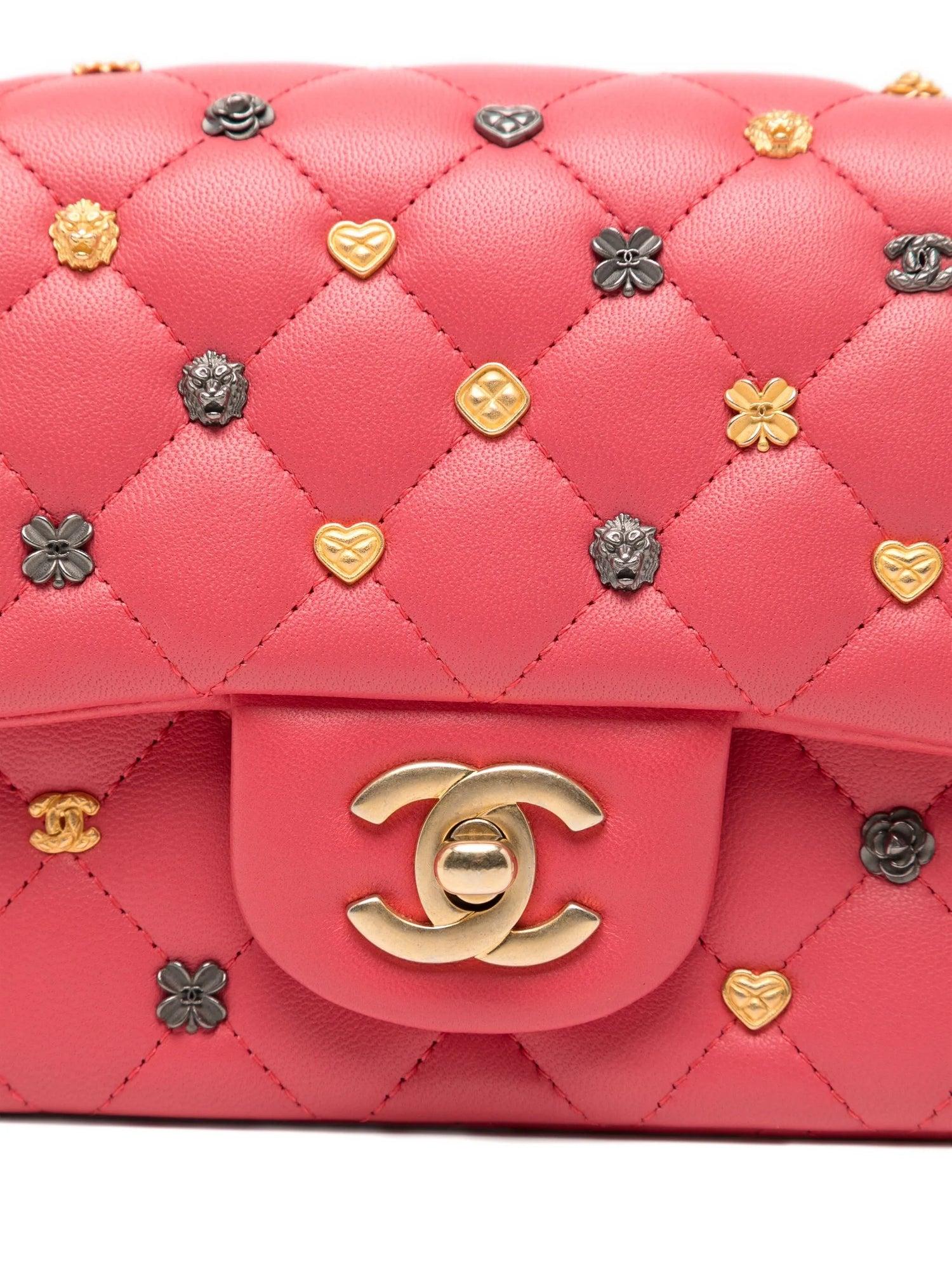 Chanel - Mini sac à rabat clouté matelassé - Rose Excellent état - En vente à London, GB