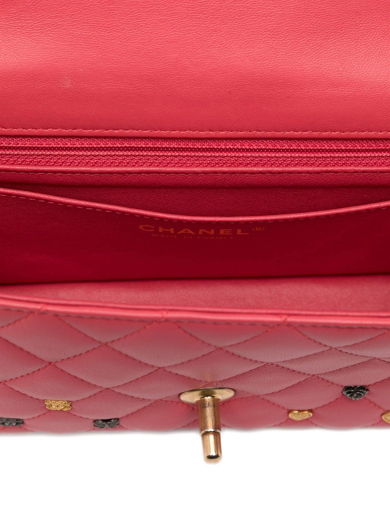 Chanel - Mini sac à rabat clouté matelassé - Rose en vente 2