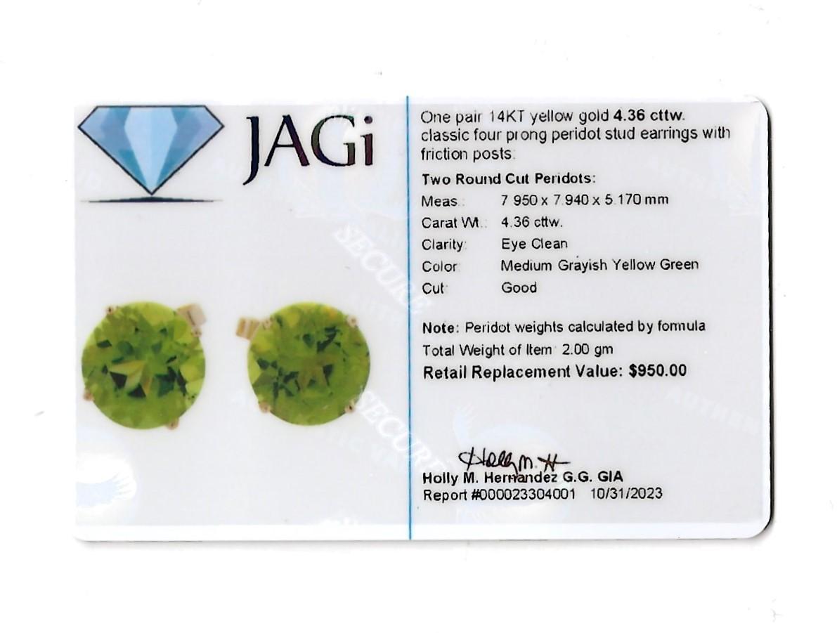 Classic Four-Prong Set Round Green Peridot Stud Earrings in 14 Karat Yellow Gold In Good Condition For Sale In Scottsdale, AZ