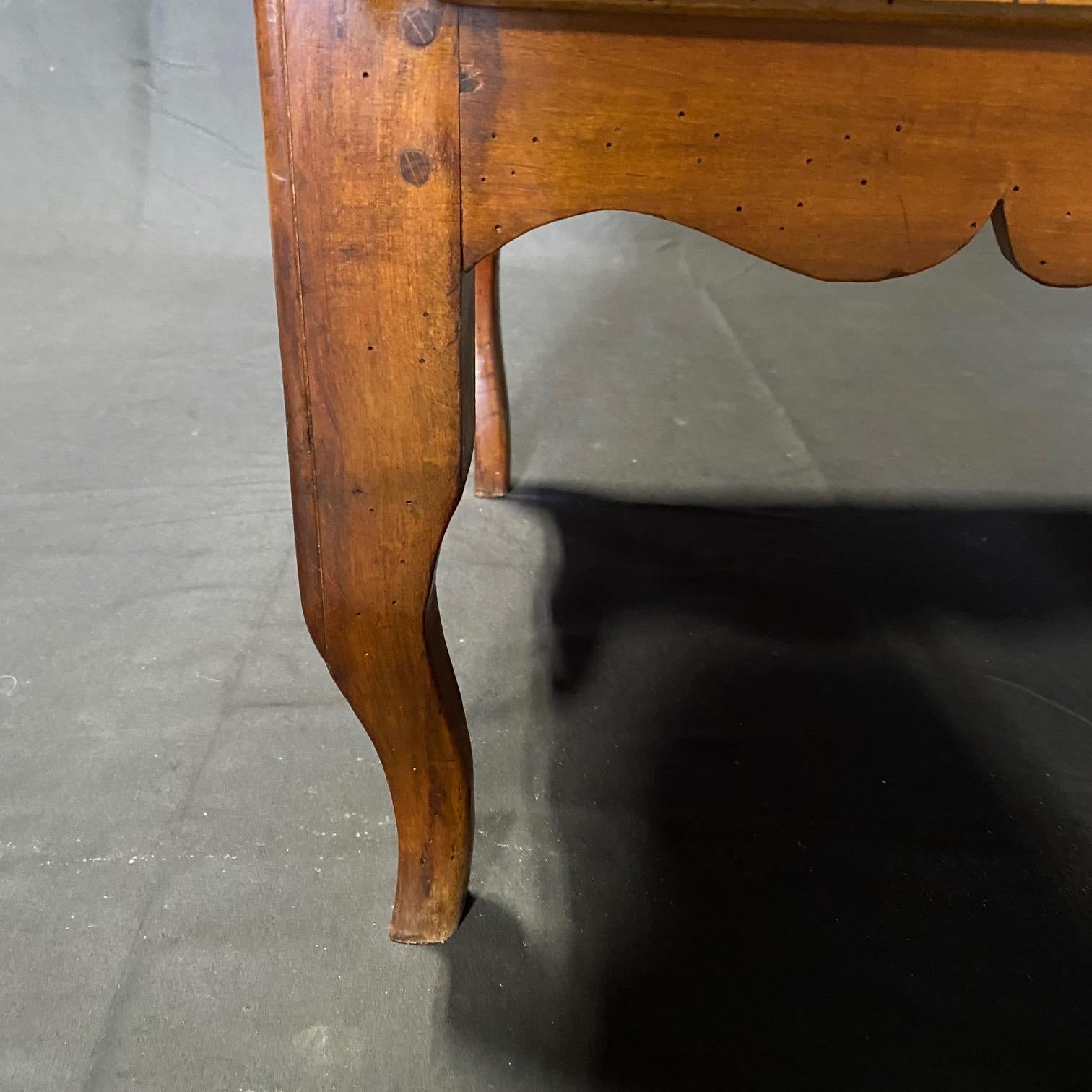 Classic Französisch 18. Jahrhundert Empire Nussbaum Knieloch Schreibtisch  im Angebot 5