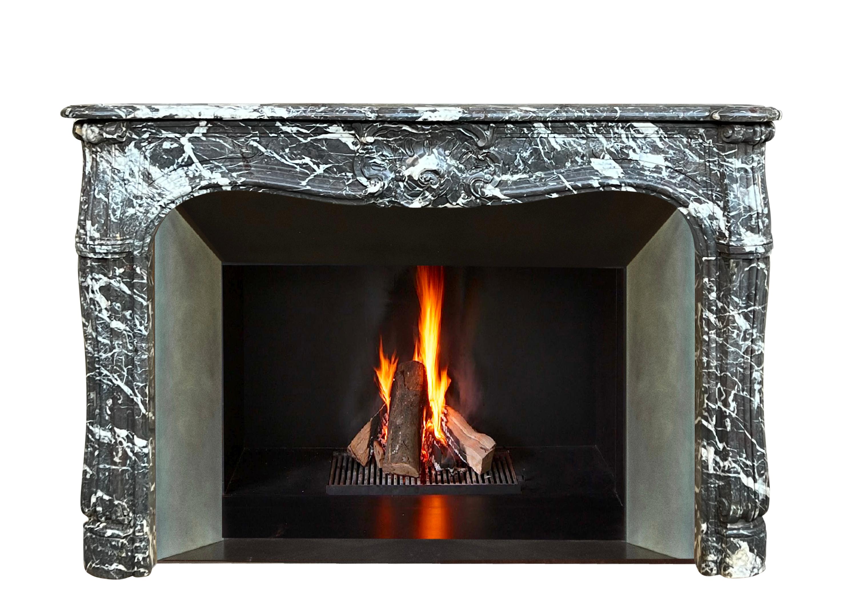 Classic French Antique Fireplace Surround in Belgian Grey Marble In Excellent Condition For Sale In Beervelde, BE