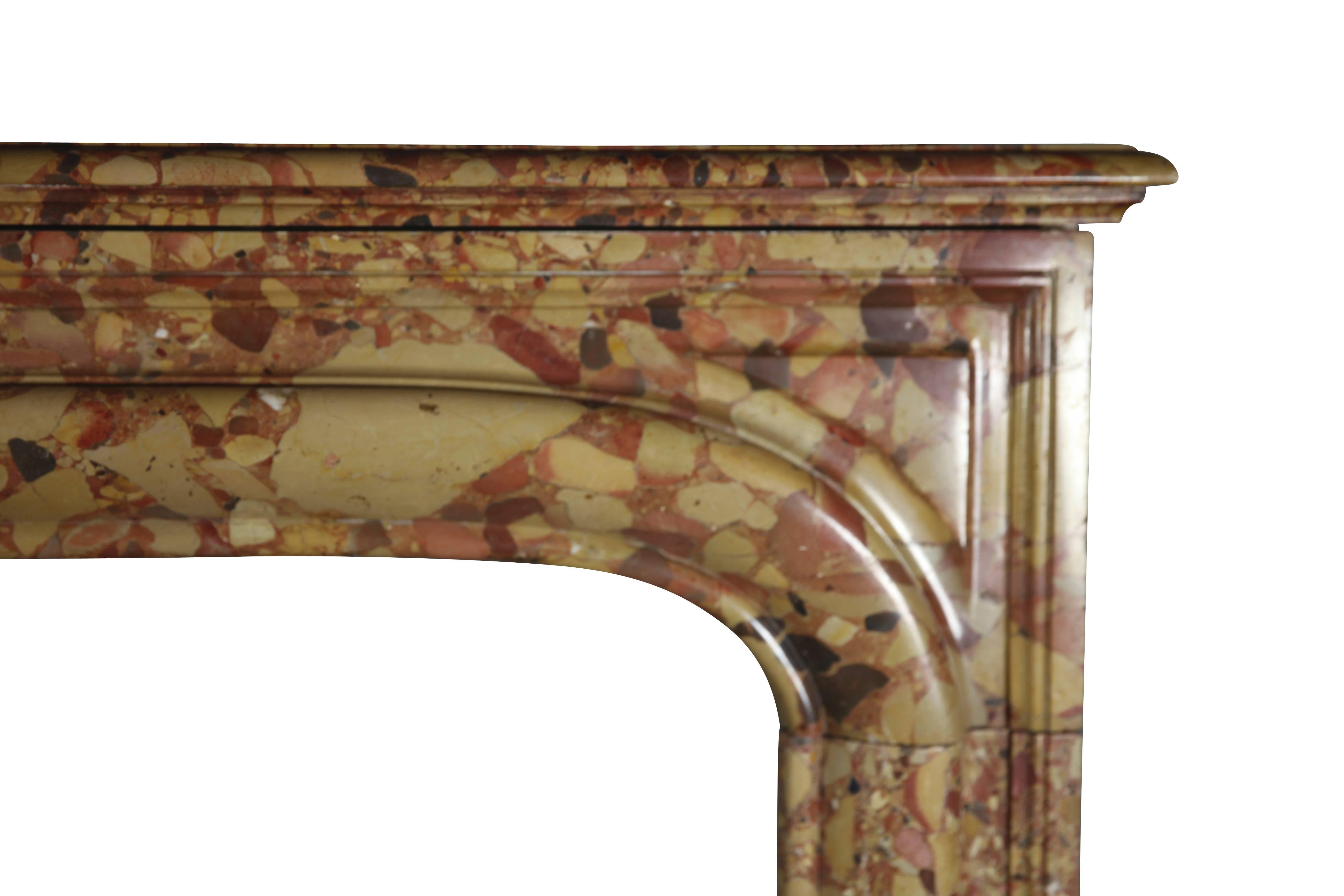 Sculpté Encadrement de cheminée classique français ancien en marbre Royal Breche D'aleppo en vente