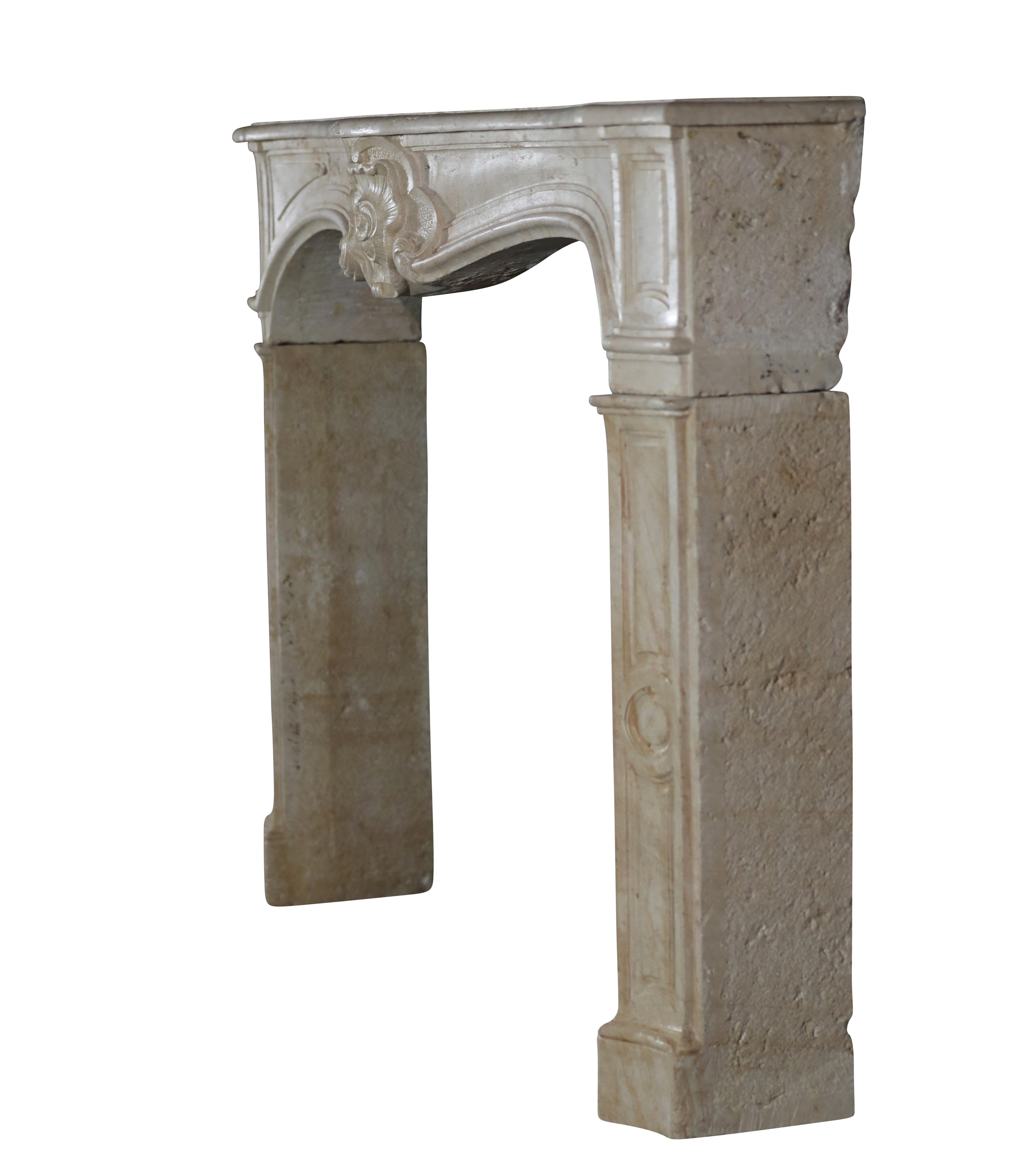Antique French, un classico caminetto d'epoca del XVIII secolo in vendita 3