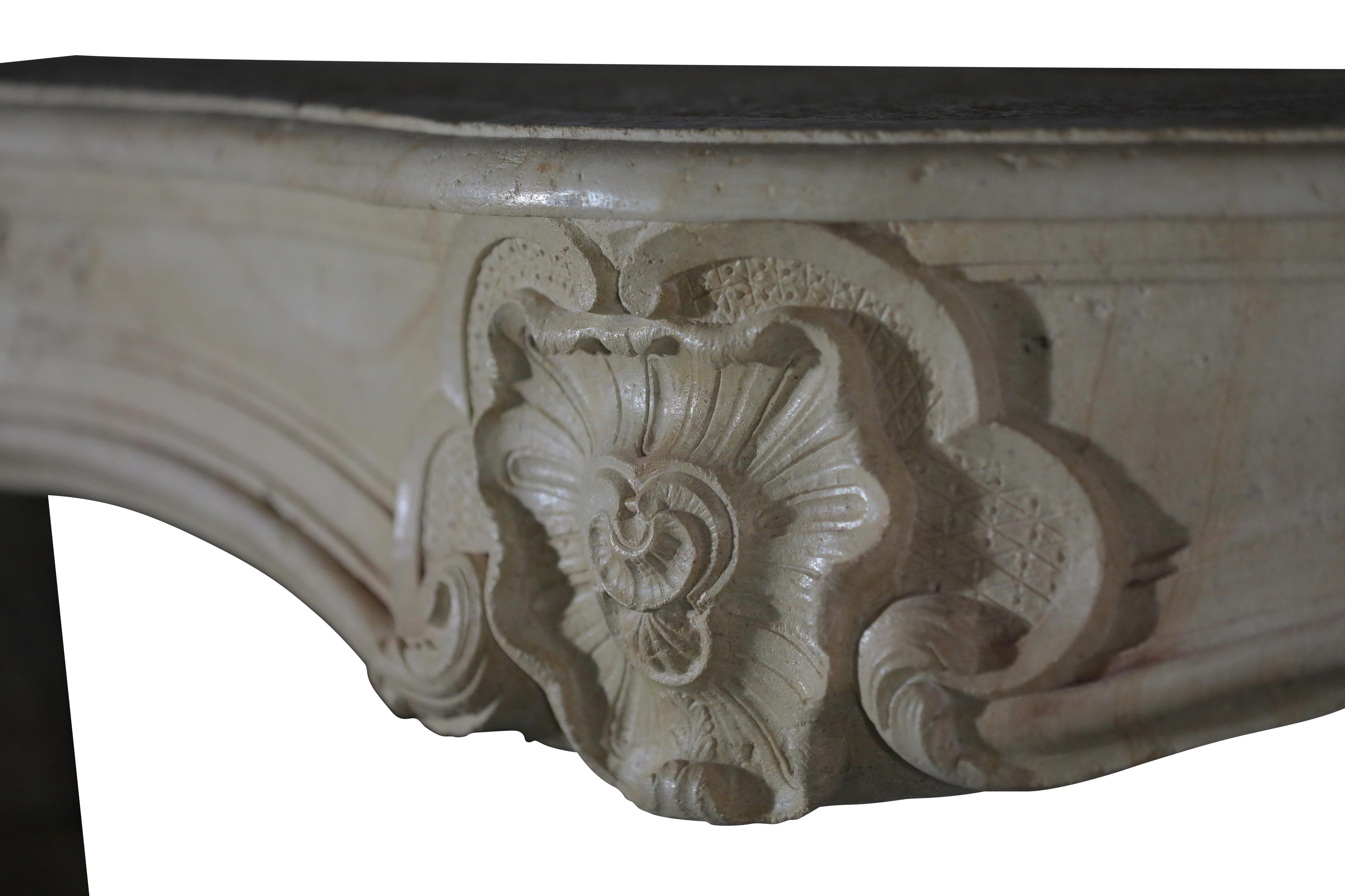 Antique French, un classico caminetto d'epoca del XVIII secolo in vendita 4