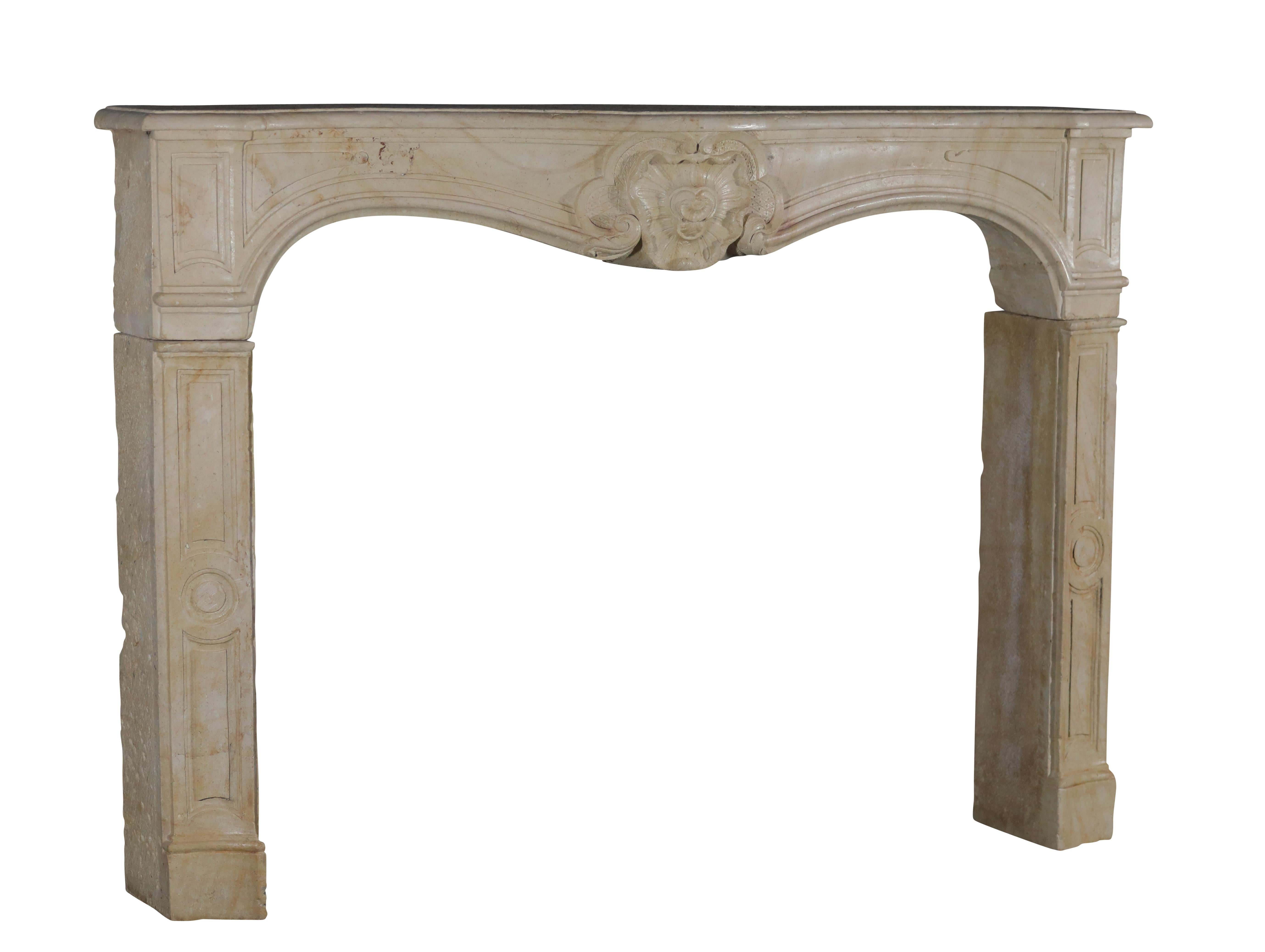 Antique French, un classico caminetto d'epoca del XVIII secolo in vendita 6