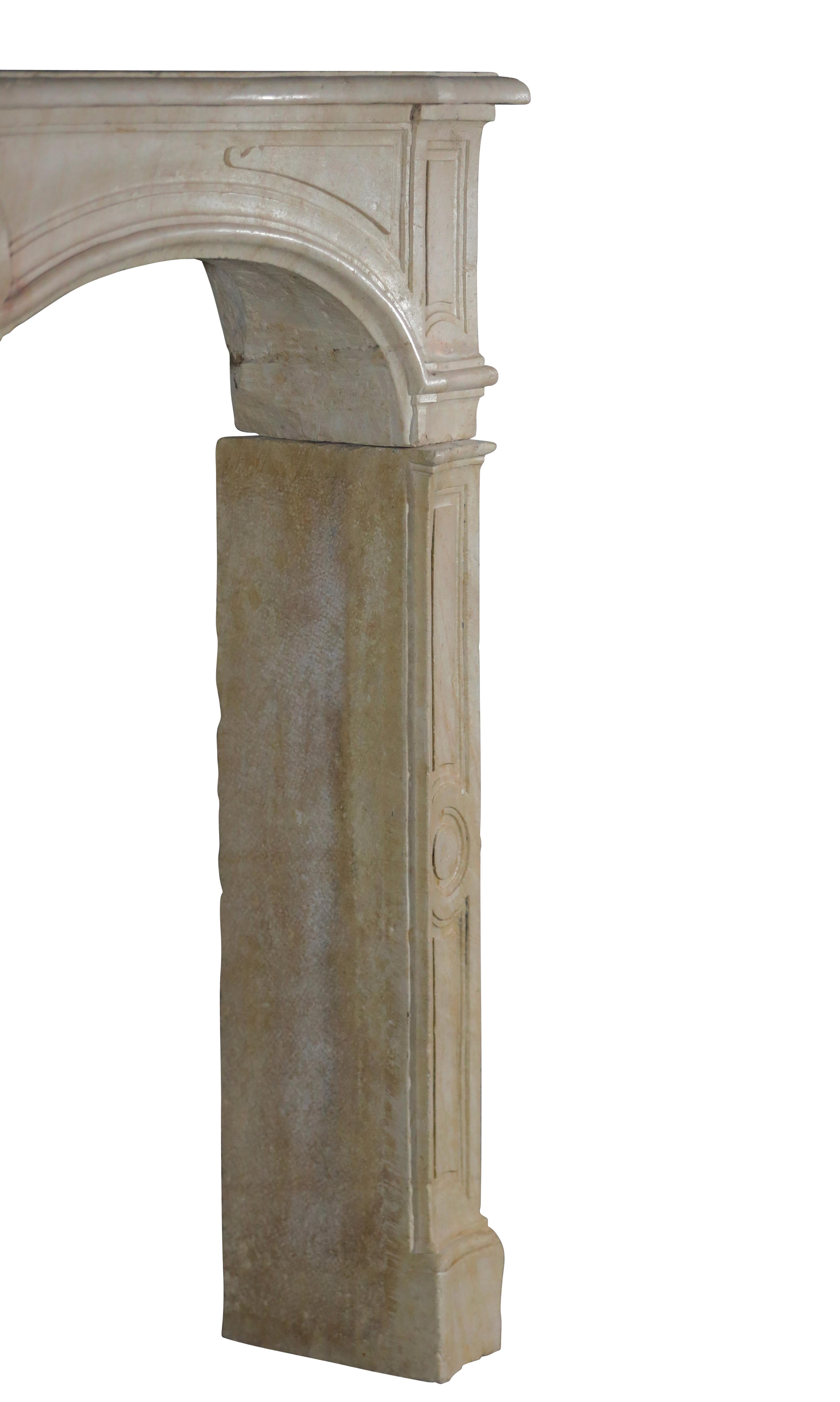 Antique French, un classico caminetto d'epoca del XVIII secolo in vendita 7