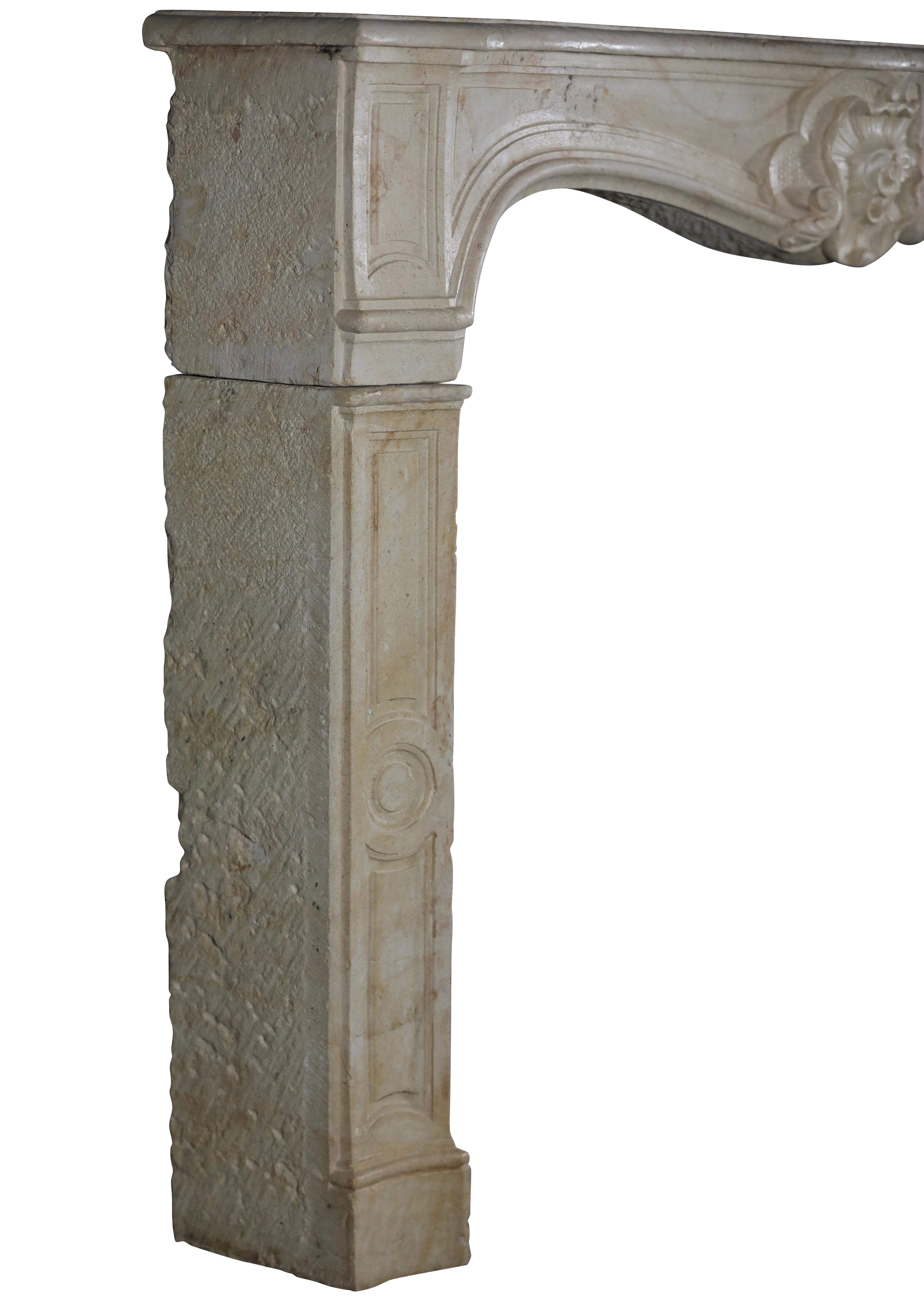 Antique French, un classico caminetto d'epoca del XVIII secolo in vendita 8