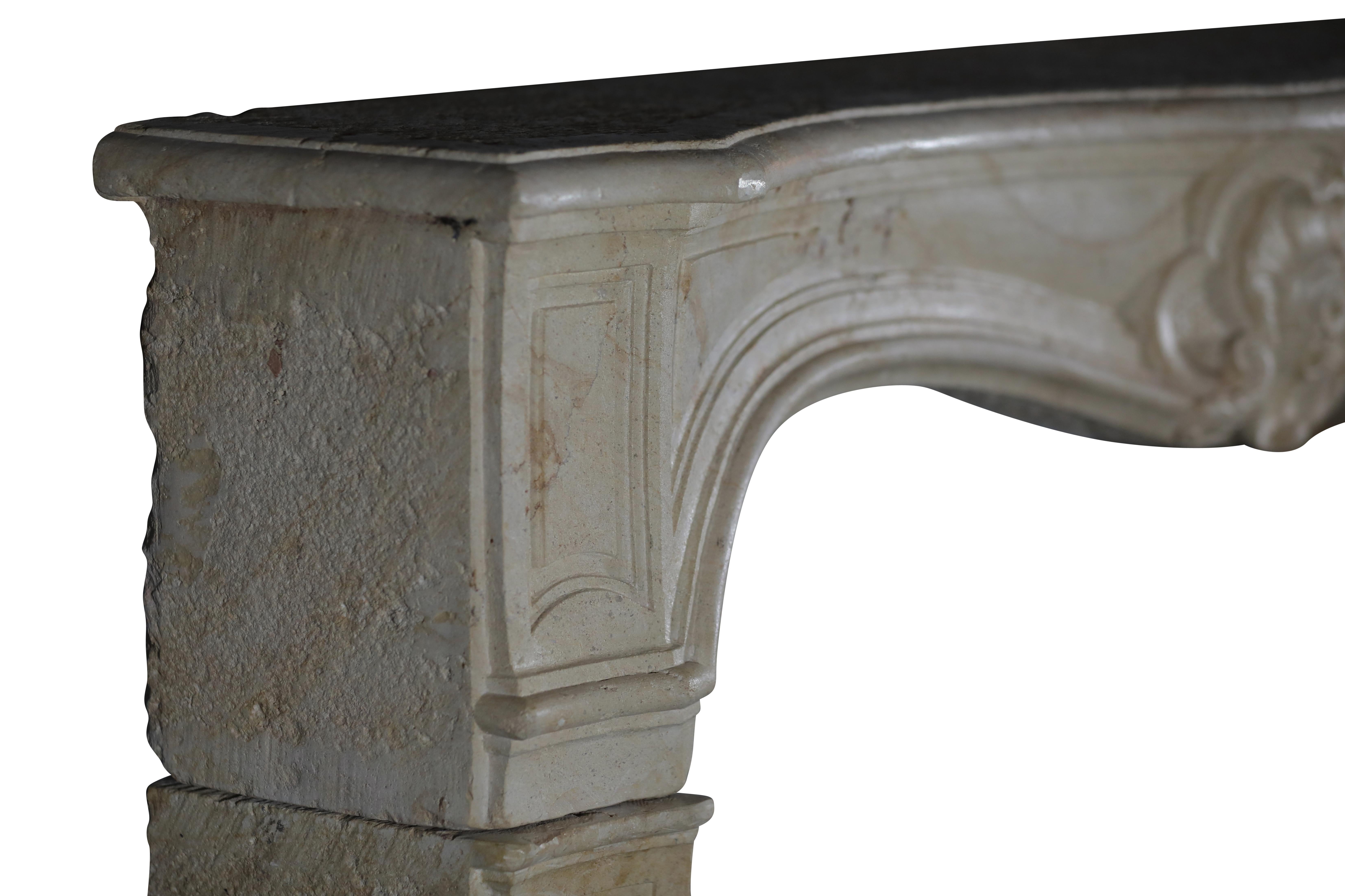Antique French, un classico caminetto d'epoca del XVIII secolo in vendita 9