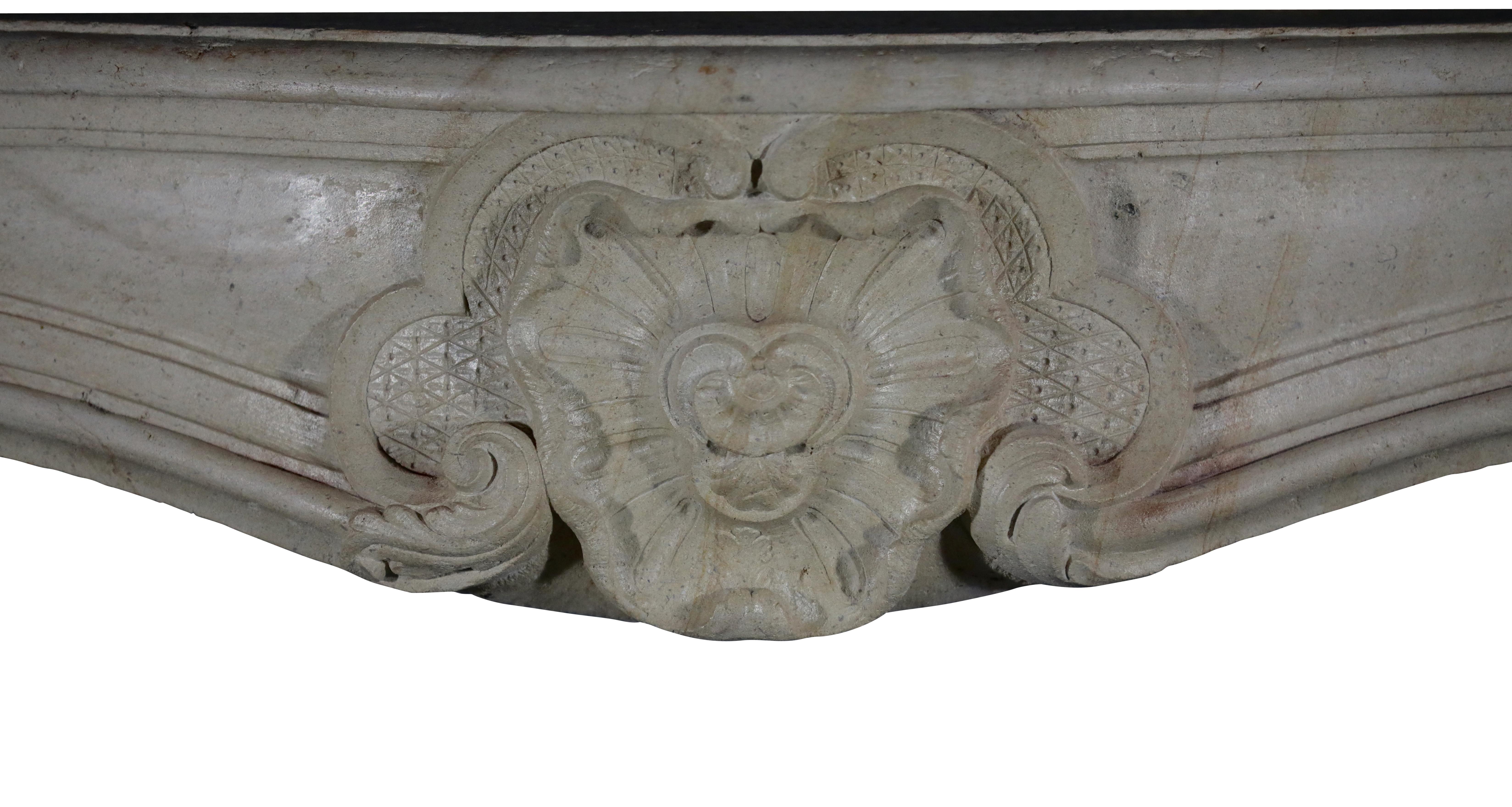 Intagliato a mano Antique French, un classico caminetto d'epoca del XVIII secolo in vendita