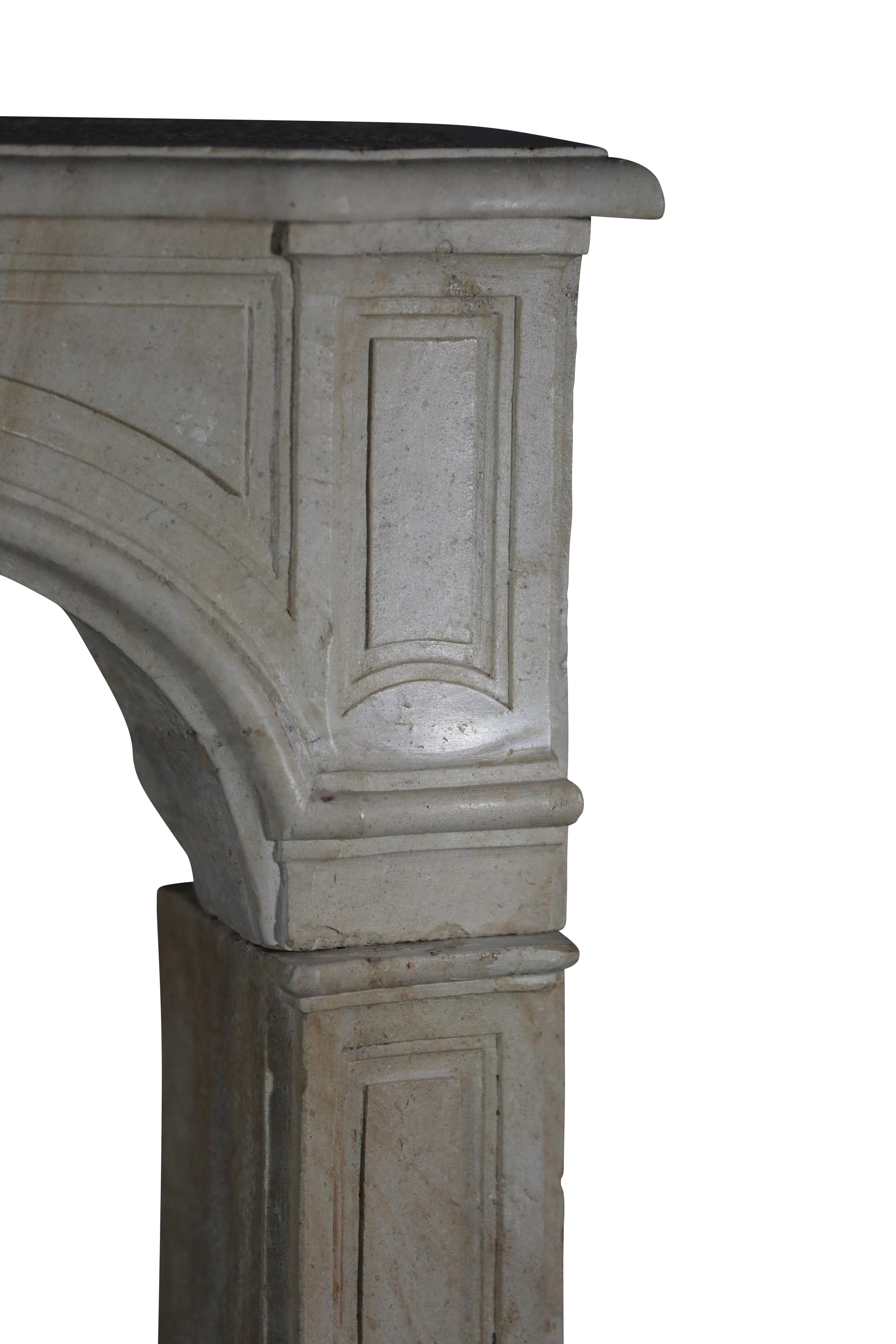 Antique French, un classico caminetto d'epoca del XVIII secolo In condizioni ottime in vendita a Beervelde, BE
