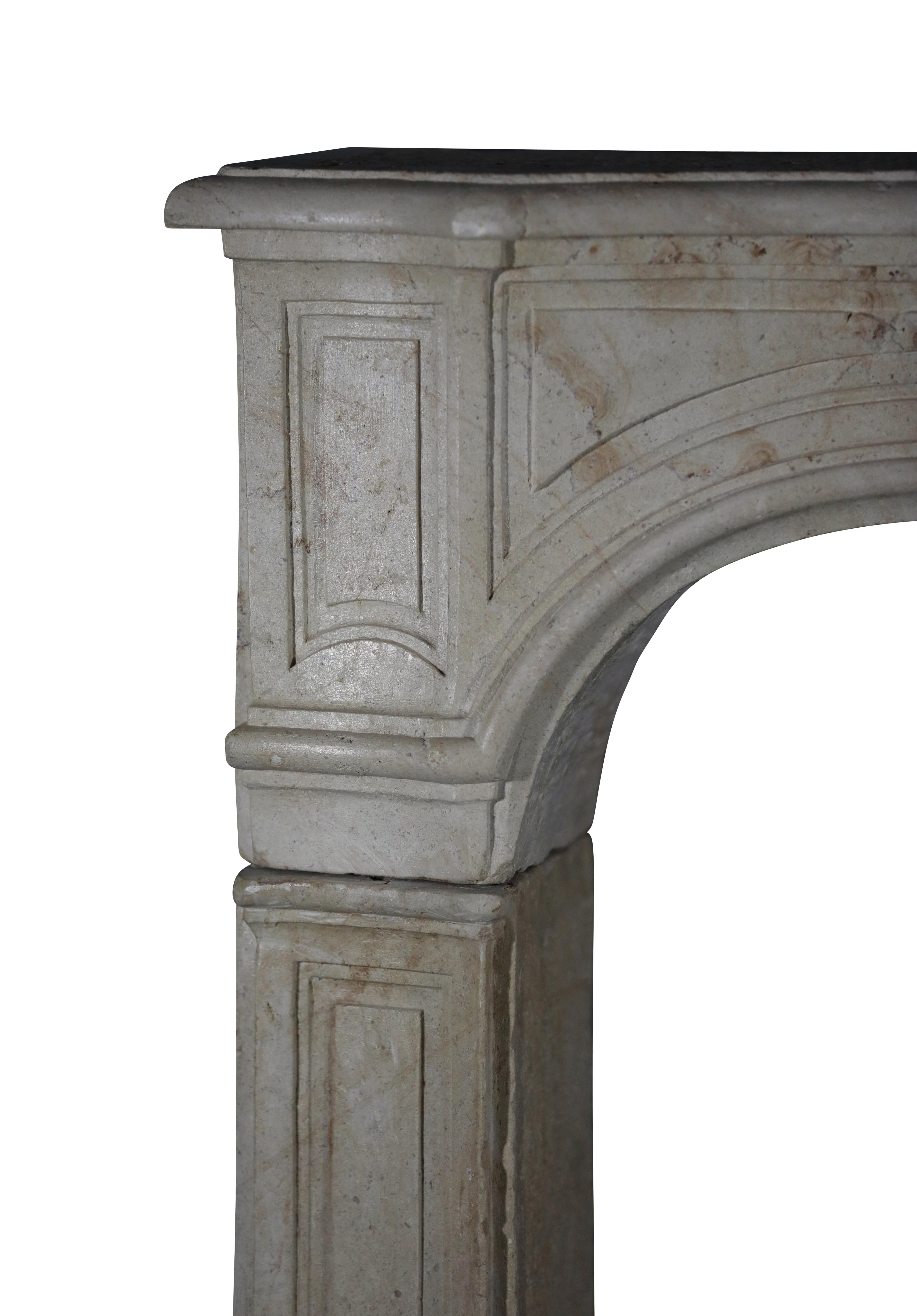 Fino al XVIII secolo Antique French, un classico caminetto d'epoca del XVIII secolo in vendita