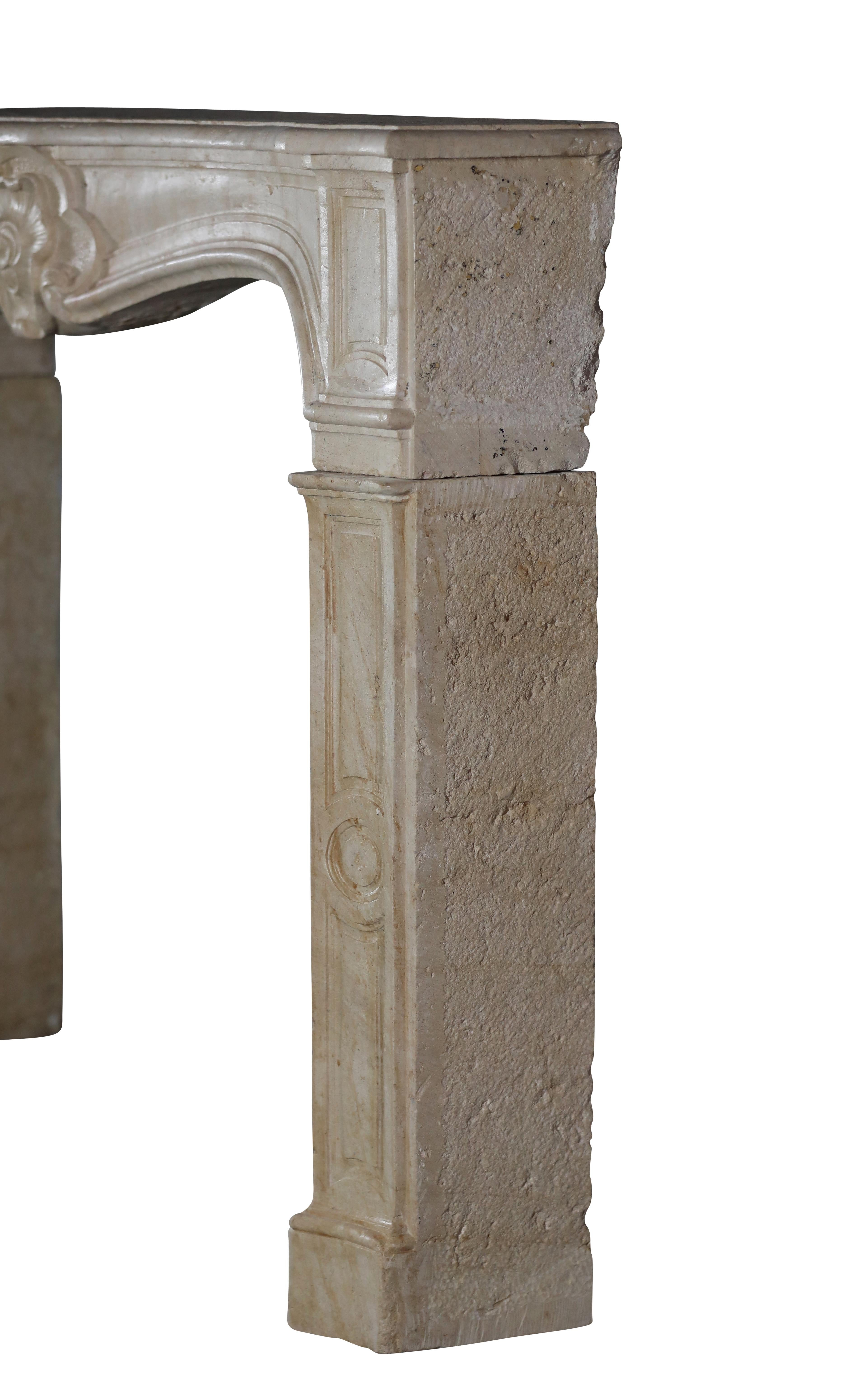 Antique French, un classico caminetto d'epoca del XVIII secolo in vendita 1