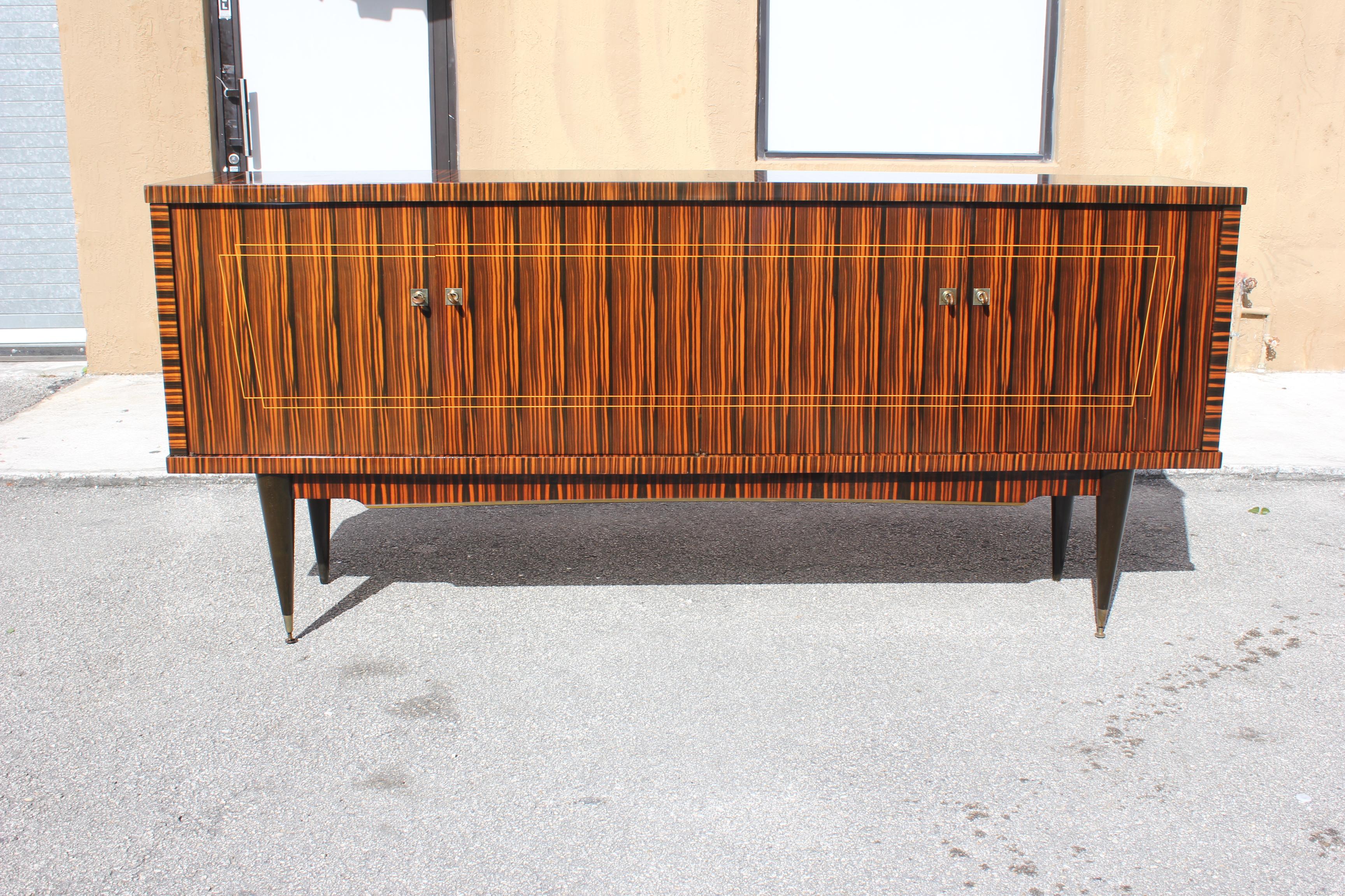 French Art Deco exotic Macassar ebony sideboard/buffet/bar, circa 1940s. The sideboard are in very good condition, with 1 drawers inside and with 2 shelves adjustable and bar section, you can remove all the shelves if you need more space, beautiful
