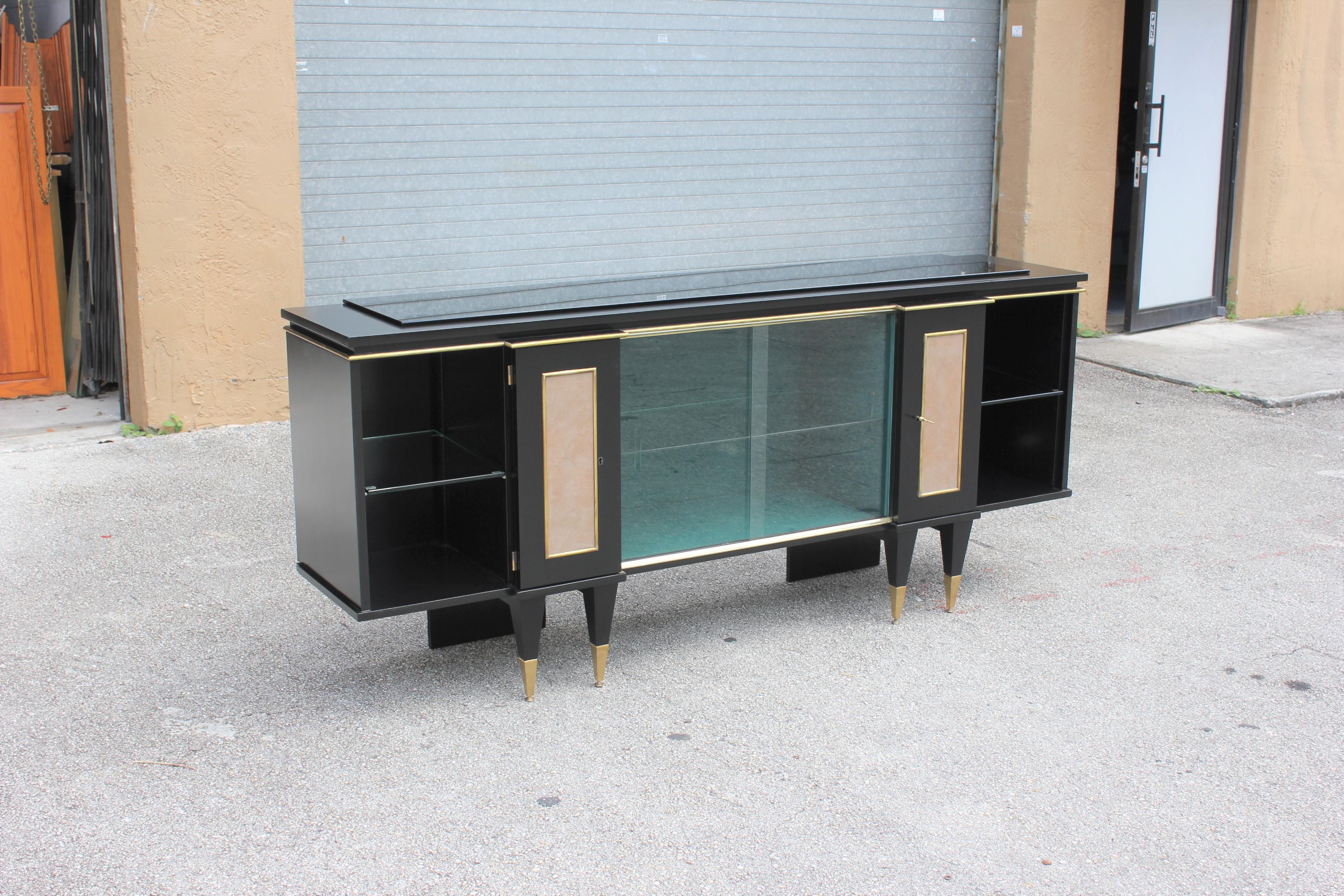 Classic French Art Deco Sideboard, Bar or Credenza, circa 1940s In Excellent Condition In Hialeah, FL