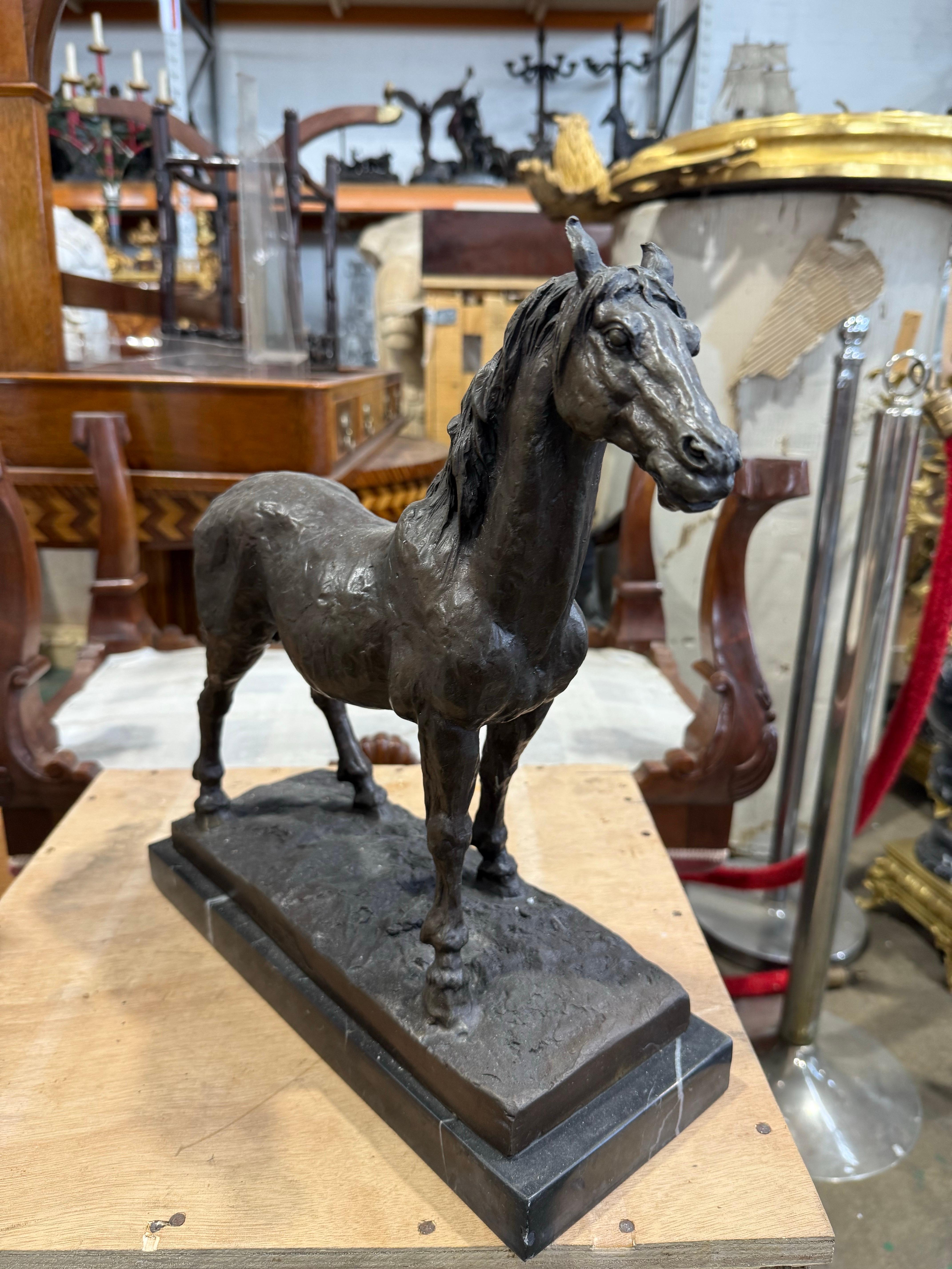 Européen Sculpture classique de cheval en bronze français sur socle en marbre en vente