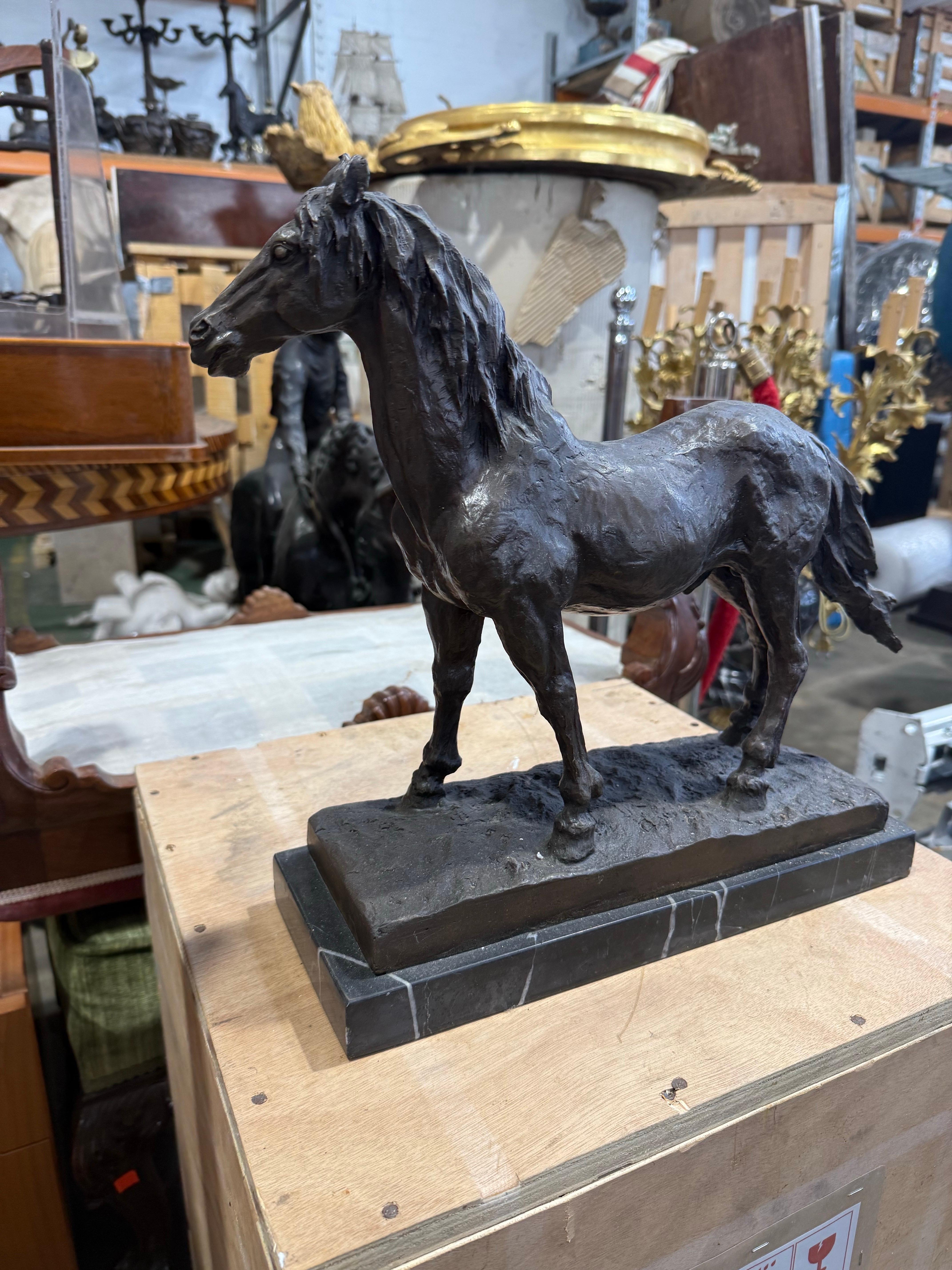 Sculpture classique de cheval en bronze français sur socle en marbre Bon état - En vente à Southall, GB