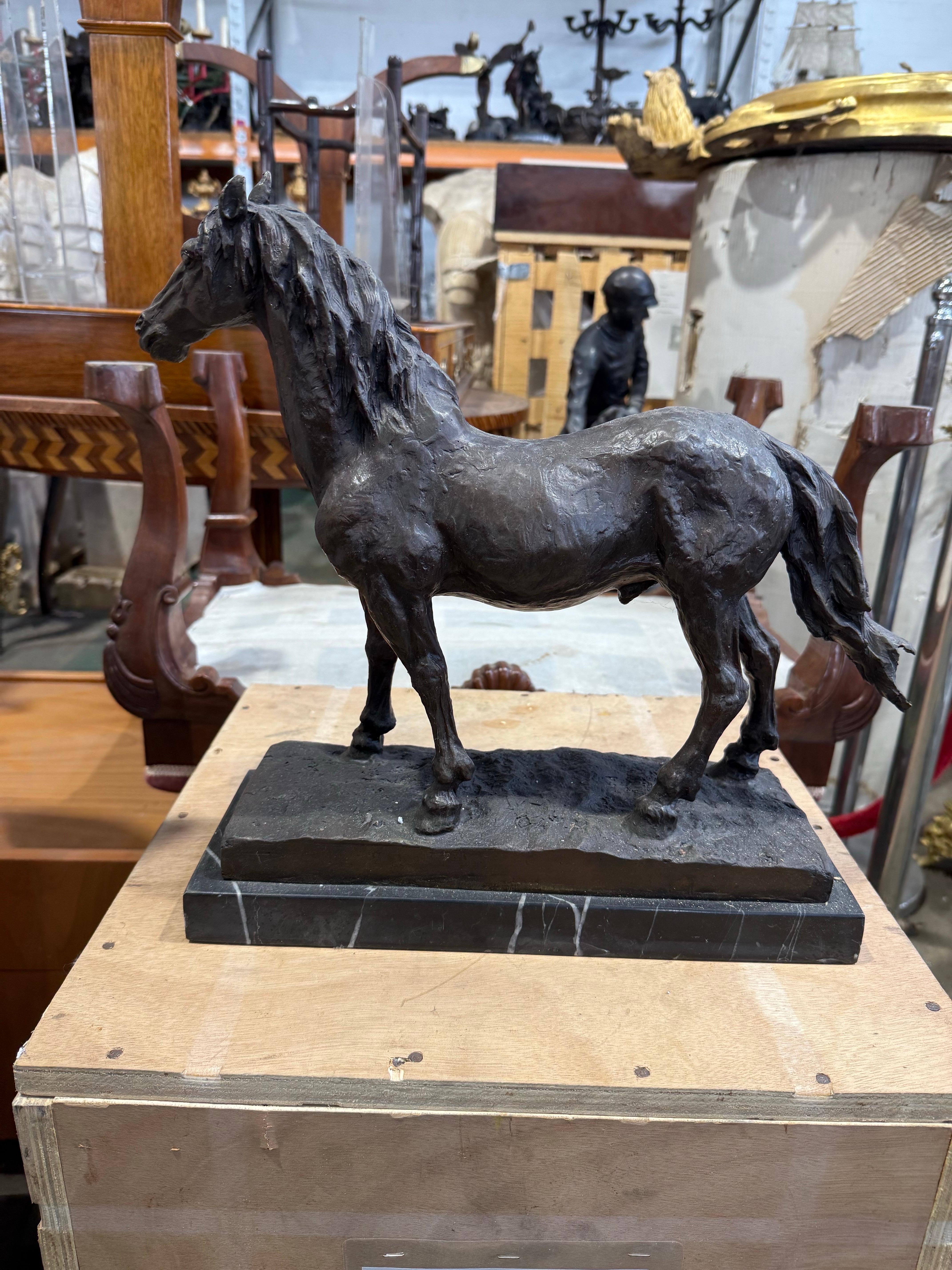20ième siècle Sculpture classique de cheval en bronze français sur socle en marbre en vente