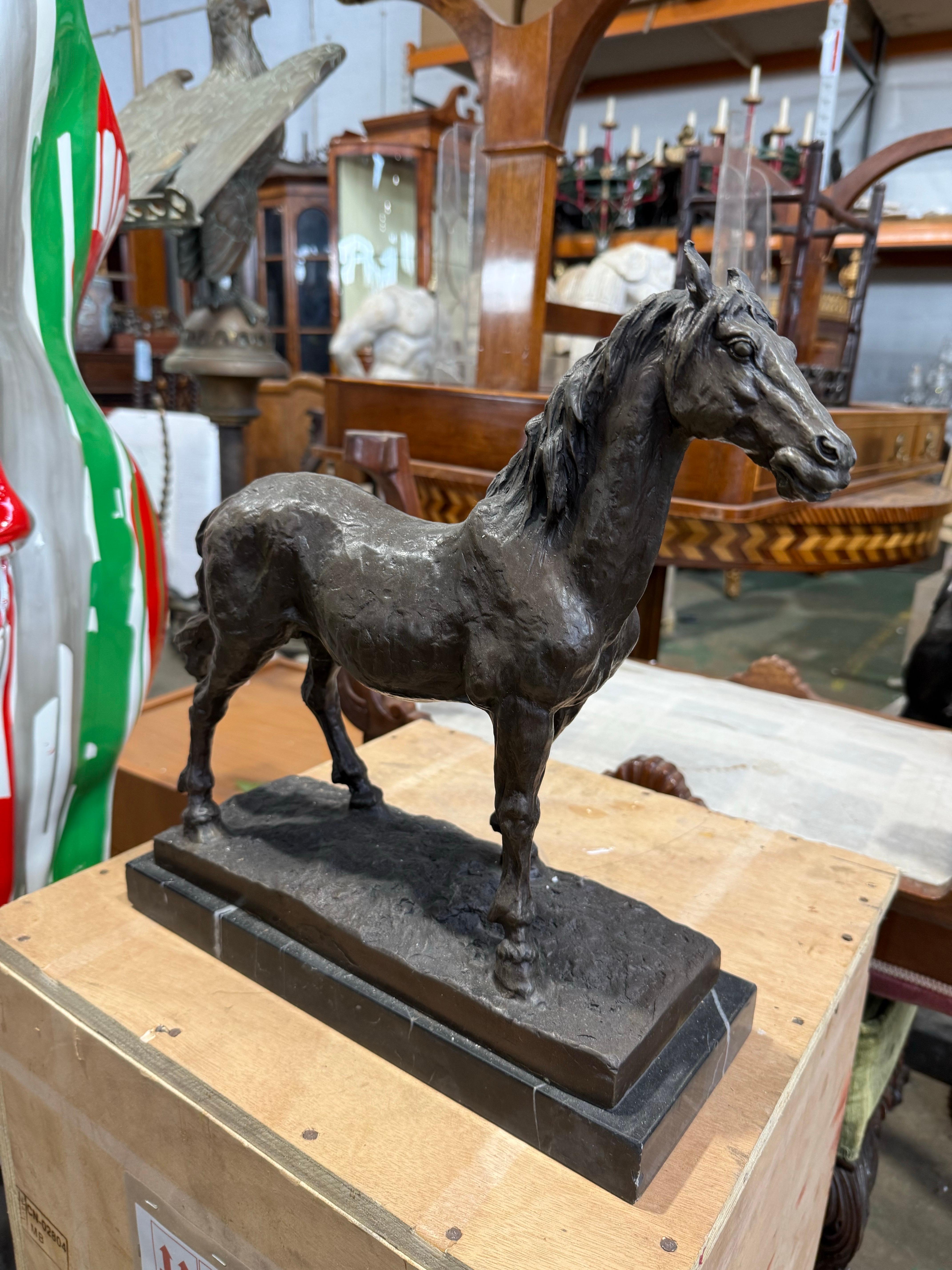 Bronze Sculpture classique de cheval en bronze français sur socle en marbre en vente
