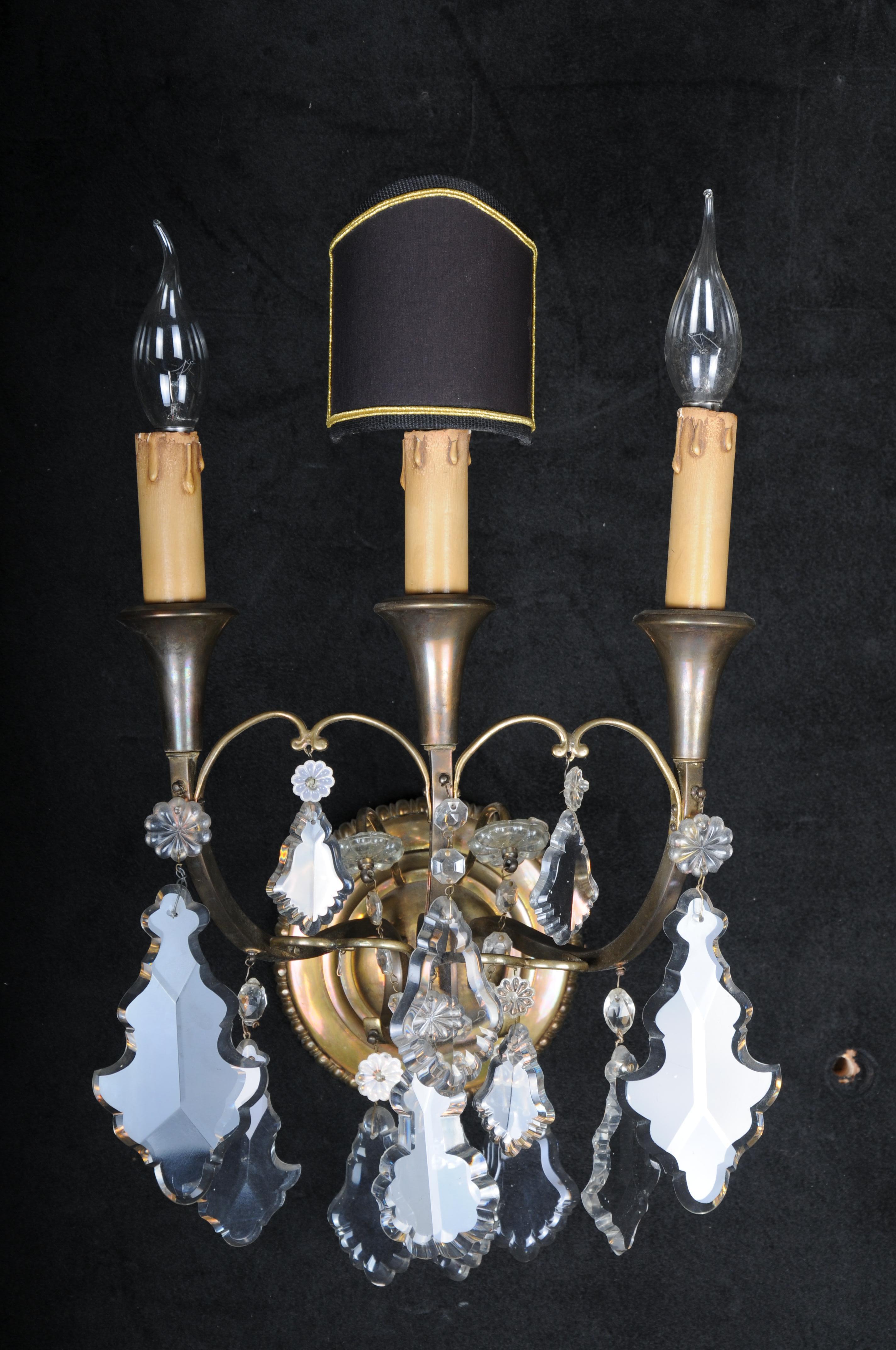 applique classique en cristal français, 20e siècle.  Argent 

Appliques en étain avec trois bras courbés et pendentifs en cristal taillé. Électrifié et prêt à être utilisé sur les marchés européen et américain.