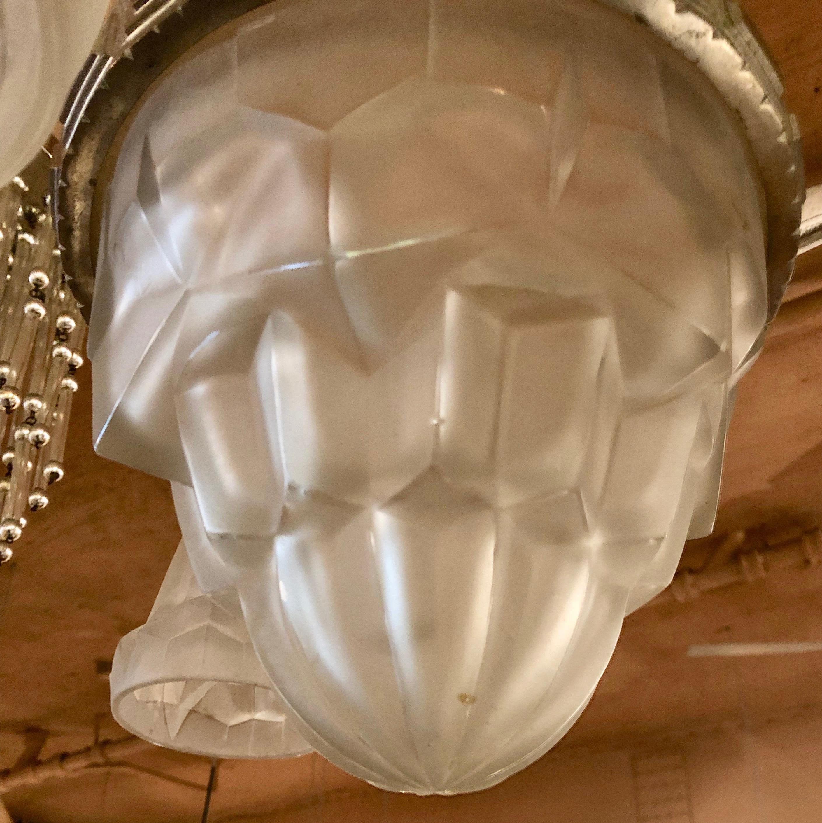 Metà XX secolo Lampadario classico francese Degue Art Deco con vetro a tulipano