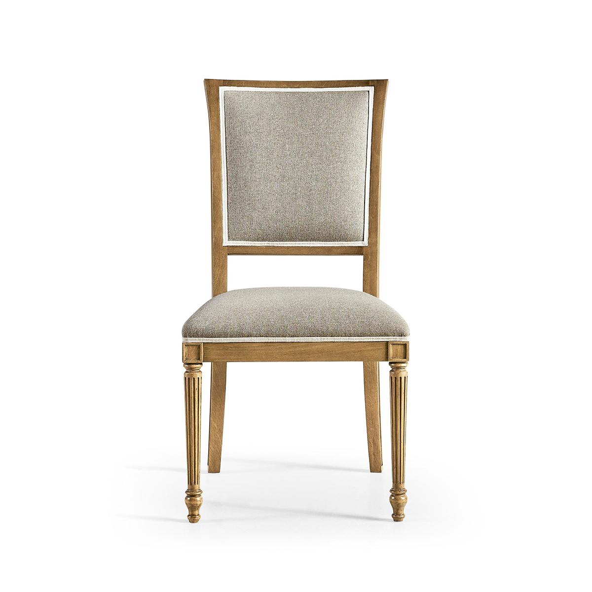 Realizzata con una meticolosa attenzione ai dettagli, questa sedia presenta una sofisticata finitura in legno di ciliegio sbiancato al sole e graziose gambe anteriori tornite, affusolate e scanalate, che aggiungono un tocco di stile europeo a