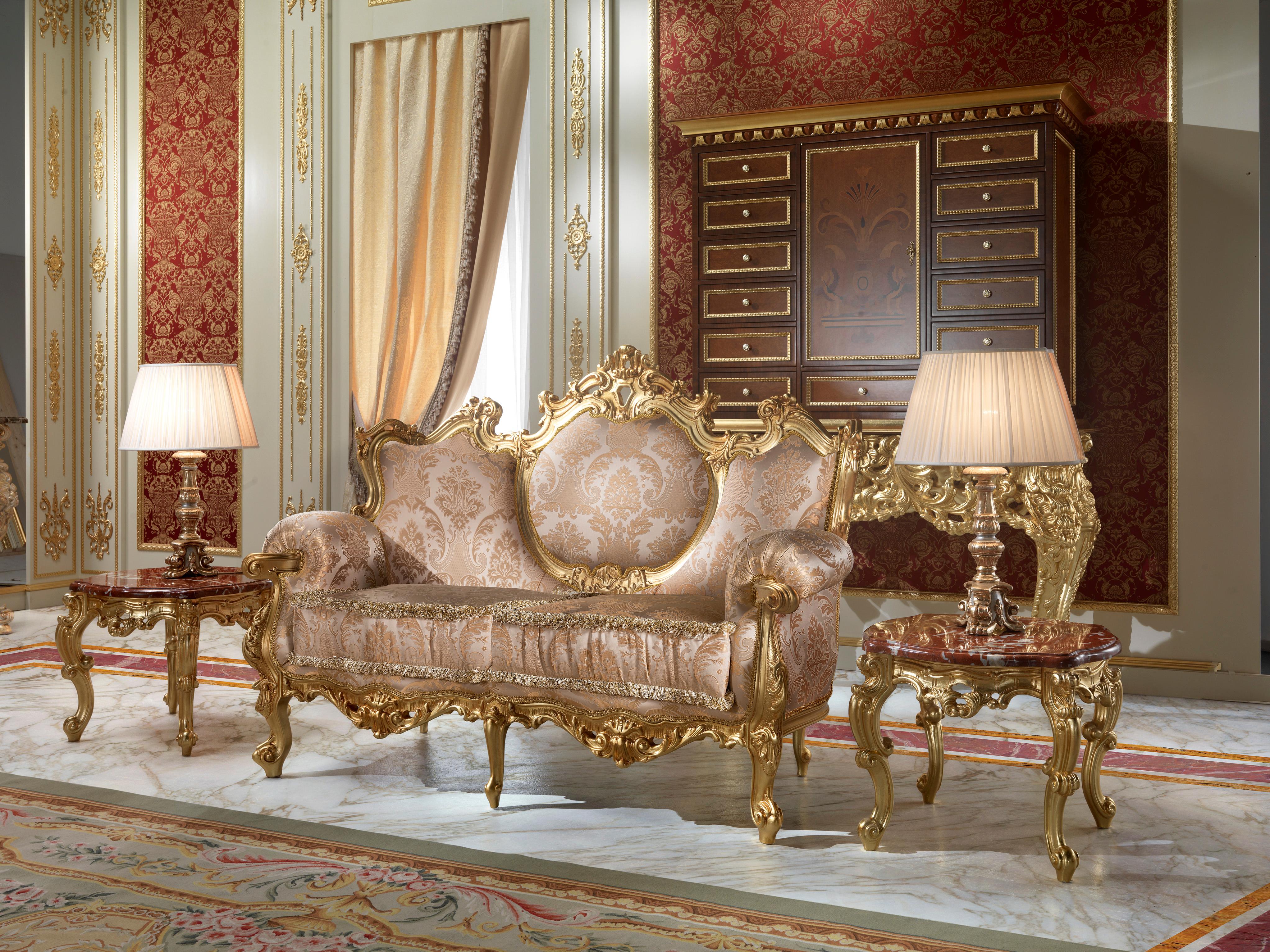 Klassisches französisches Duo-Sofa aus luxuriösem Massivholz und kostbaren Blattgoldapplikationen (Barock) im Angebot