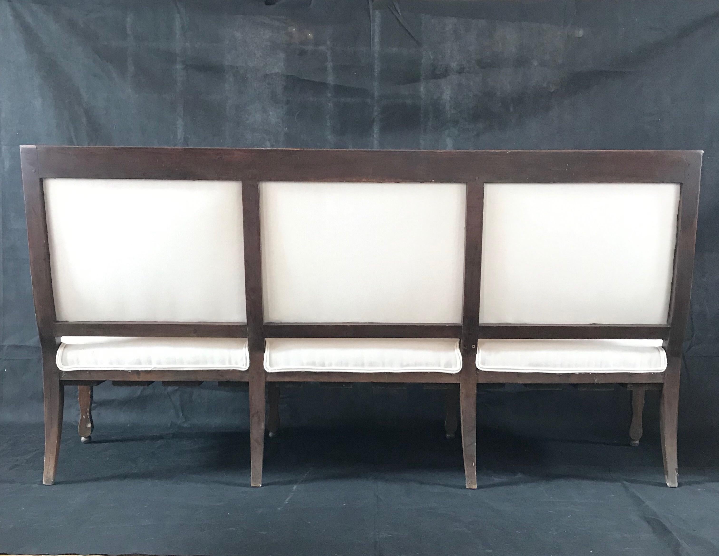 Classic antique French Empire walnut sofa bench or settee having wonderful tulip motife carved arms and legs with original patina and brand new fresh upholstery. #2338

Measure: H to seat 17”.
      
