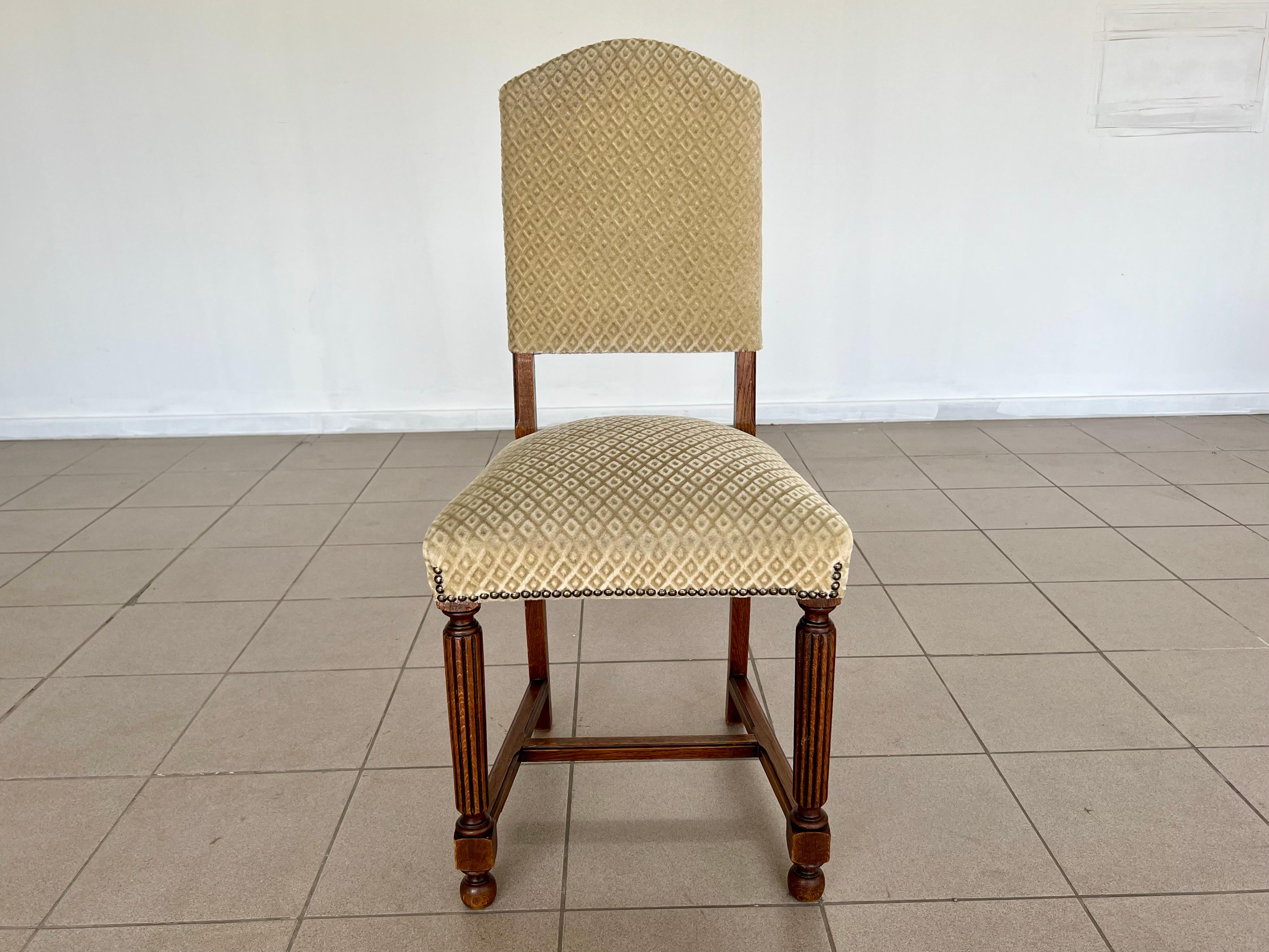 Classic French Louis XIII Styled Side Dining Chairs - Set of 6 In Good Condition For Sale In Bridgeport, CT
