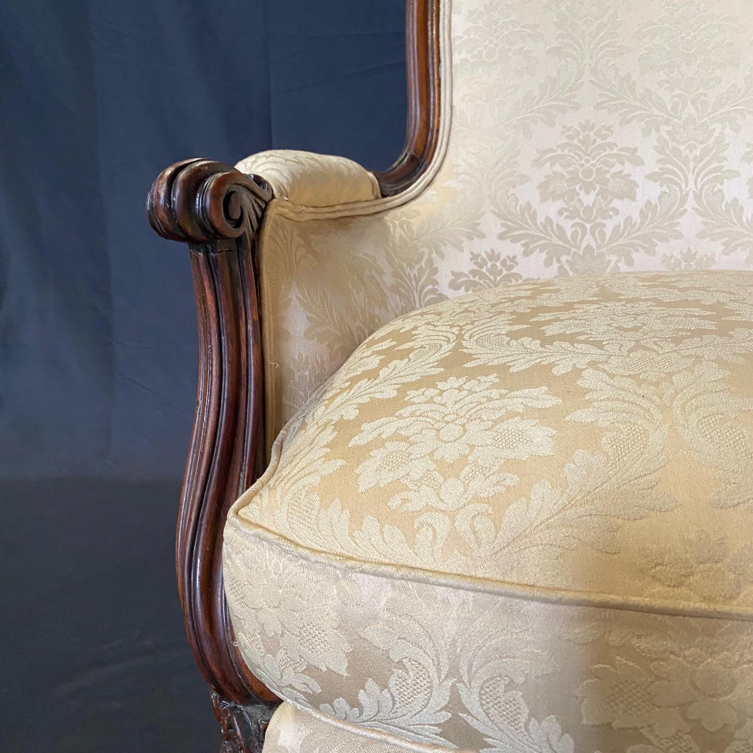 Classic French Louis XV Carved Walnut Bergere Club Chair im Angebot 3