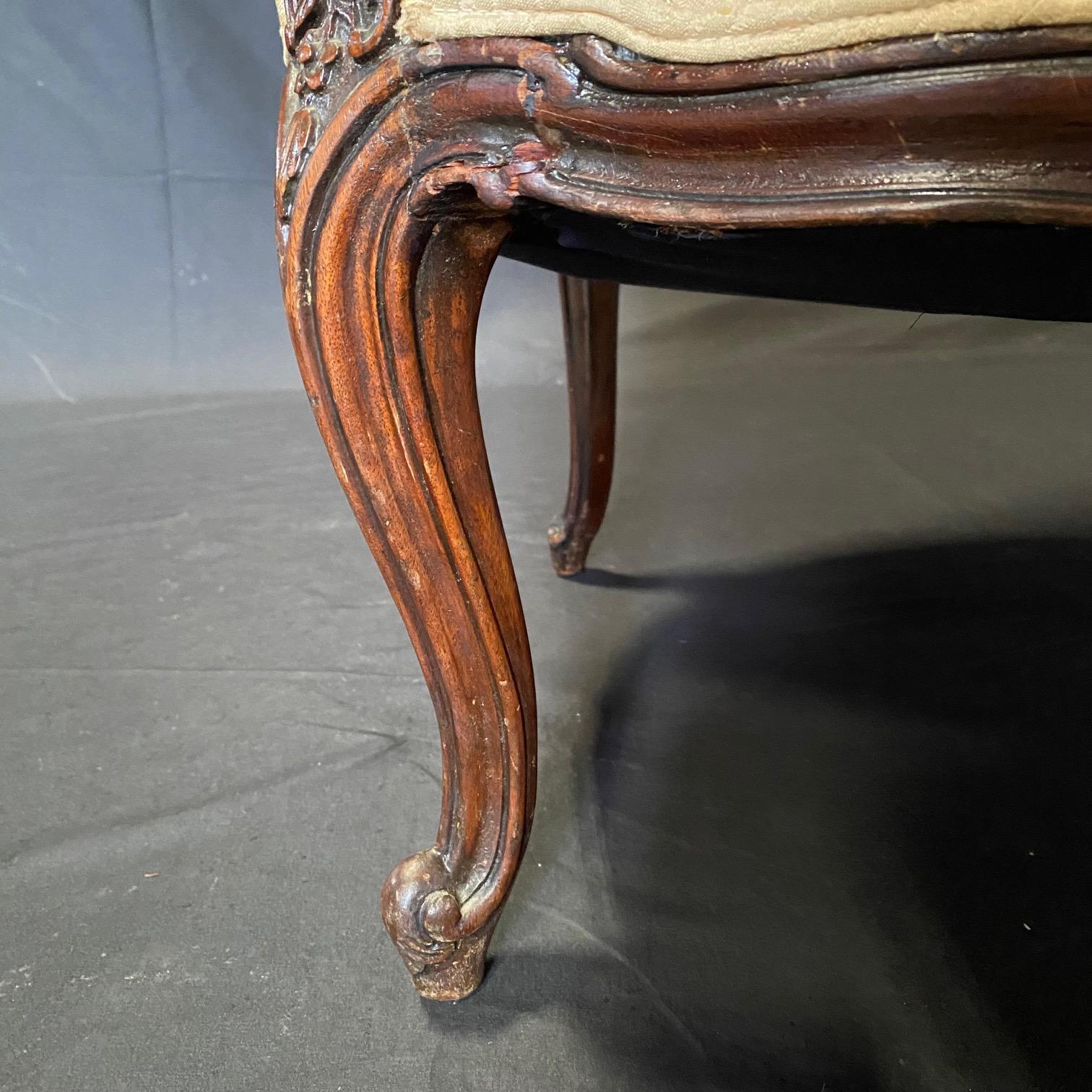 Classic French Louis XV Carved Walnut Bergere Club Chair im Angebot 5