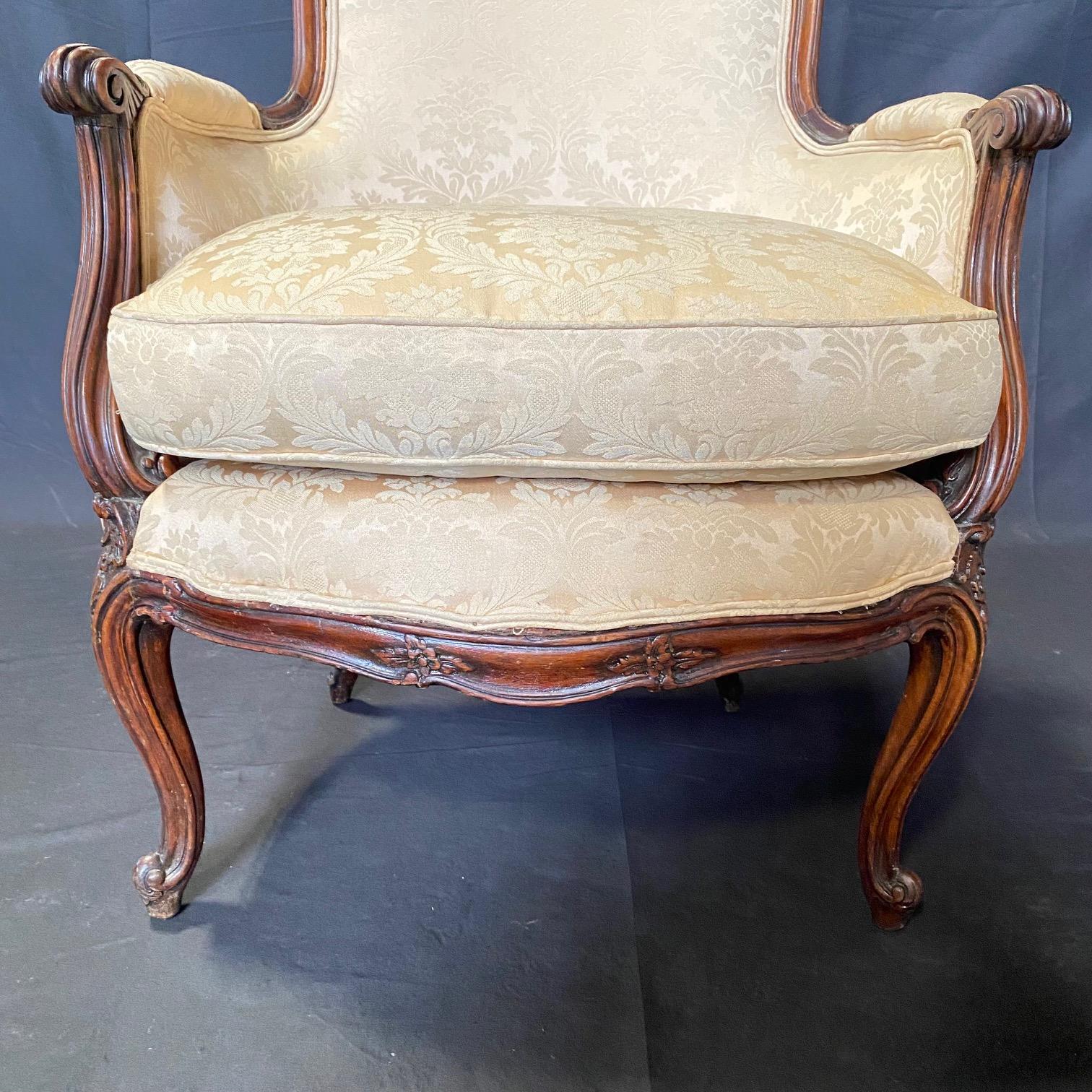 Classic French Louis XV Carved Walnut Bergere Club Chair im Angebot 6