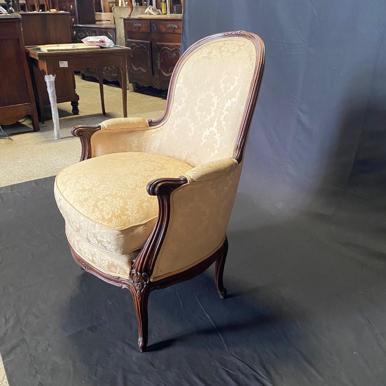 Classic French Louis XV Carved Walnut Bergere Club Chair (Louis XV.) im Angebot