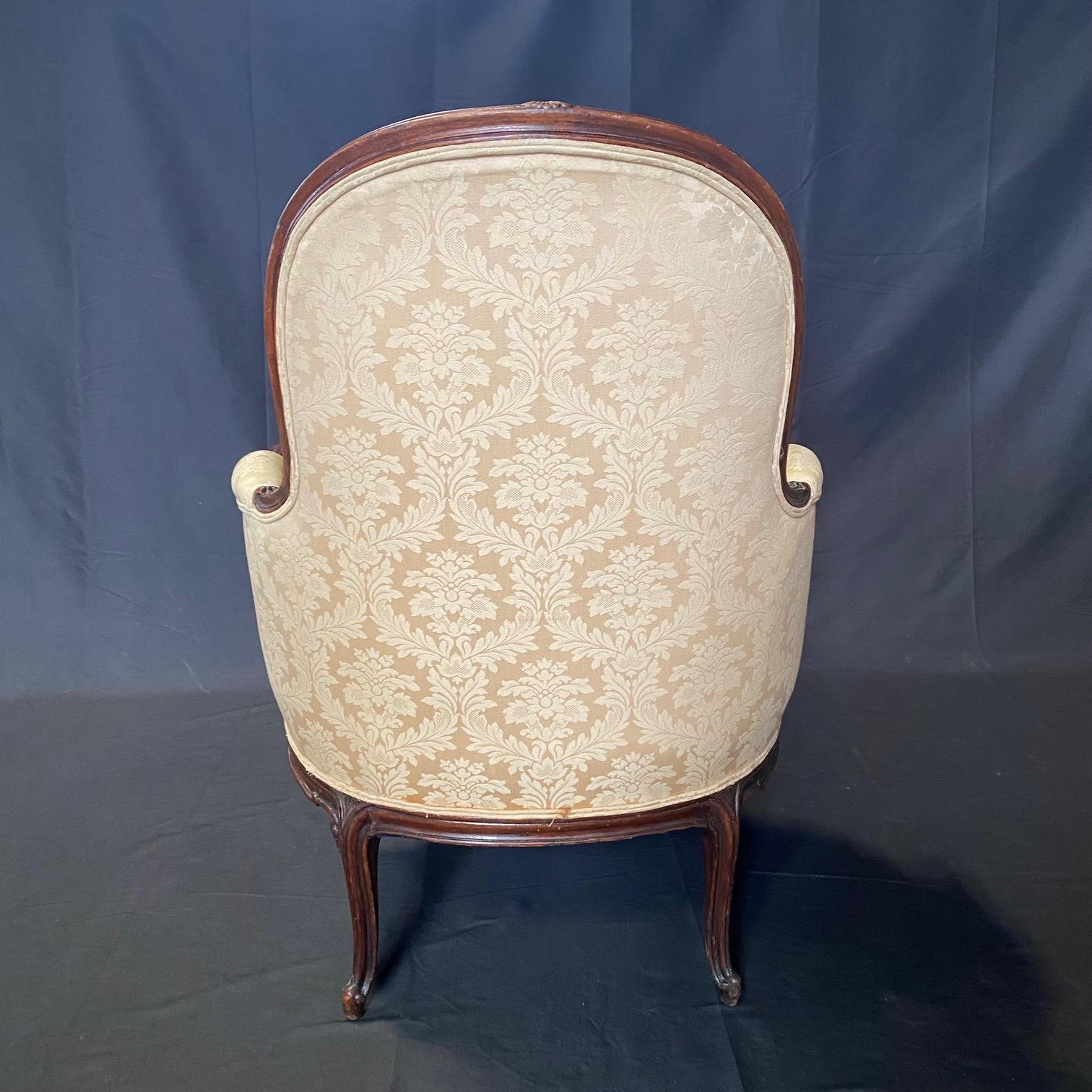Classic French Louis XV Carved Walnut Bergere Club Chair (Französisch) im Angebot